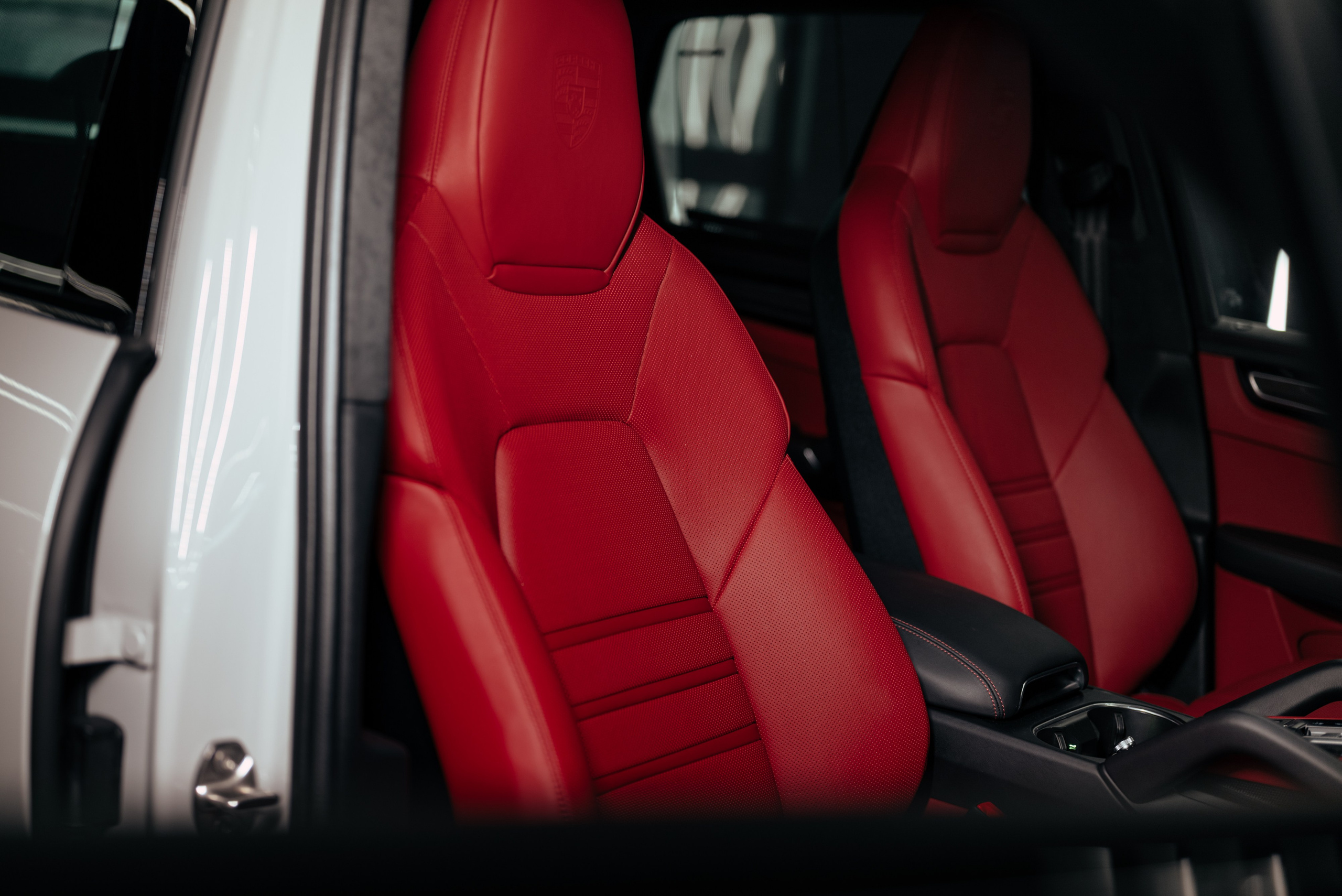 Porsche Cayenne GTS grey on red. DeLorein