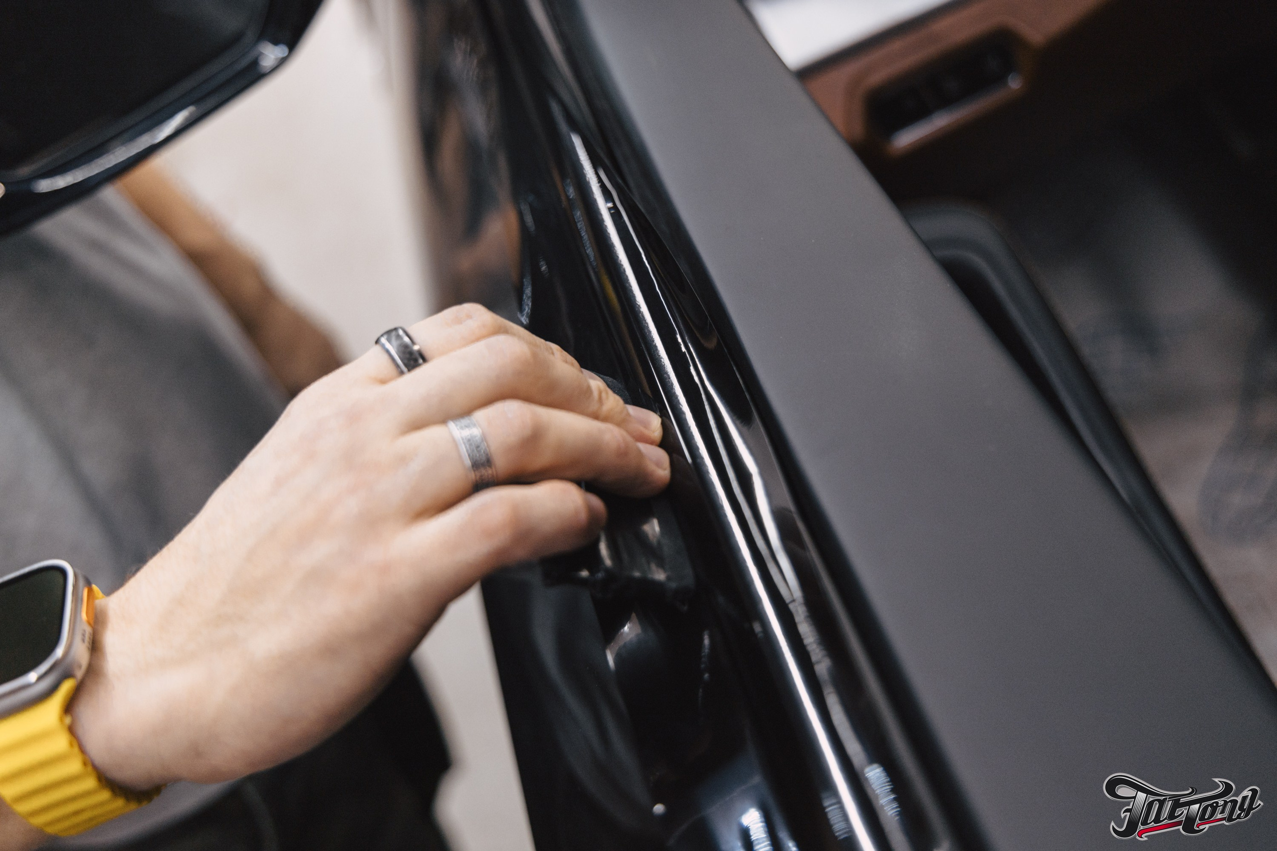 Lamborghini Urus перешив поврежденных элементов салона, окрас капота и деталей. DeLorein