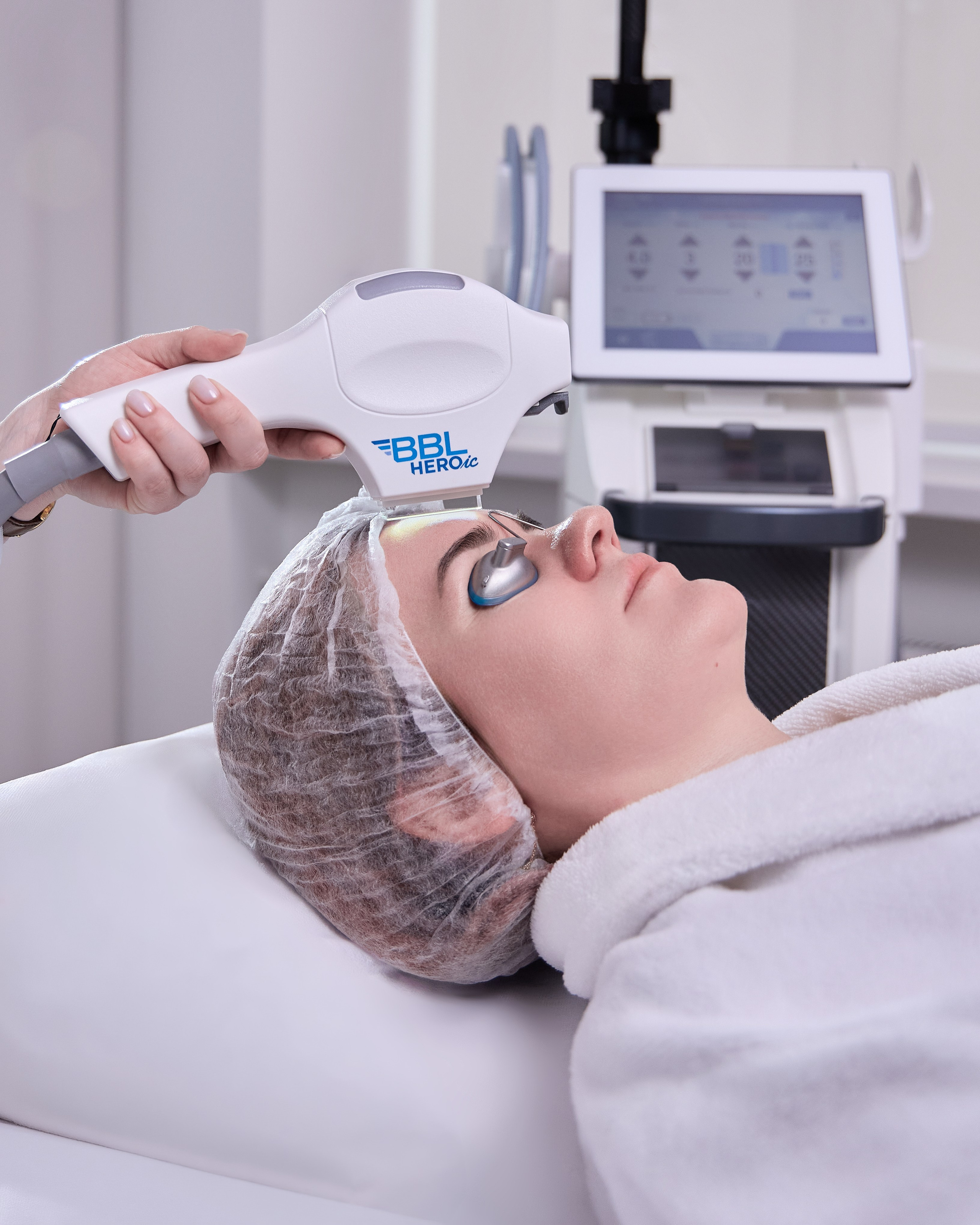 Cosmetic devices for the clinic UMA aesthetics. Святослав Лебедев | Рекламный фотограф — Коммерческая съемка, Арт-дирекшн, AI-интеграция