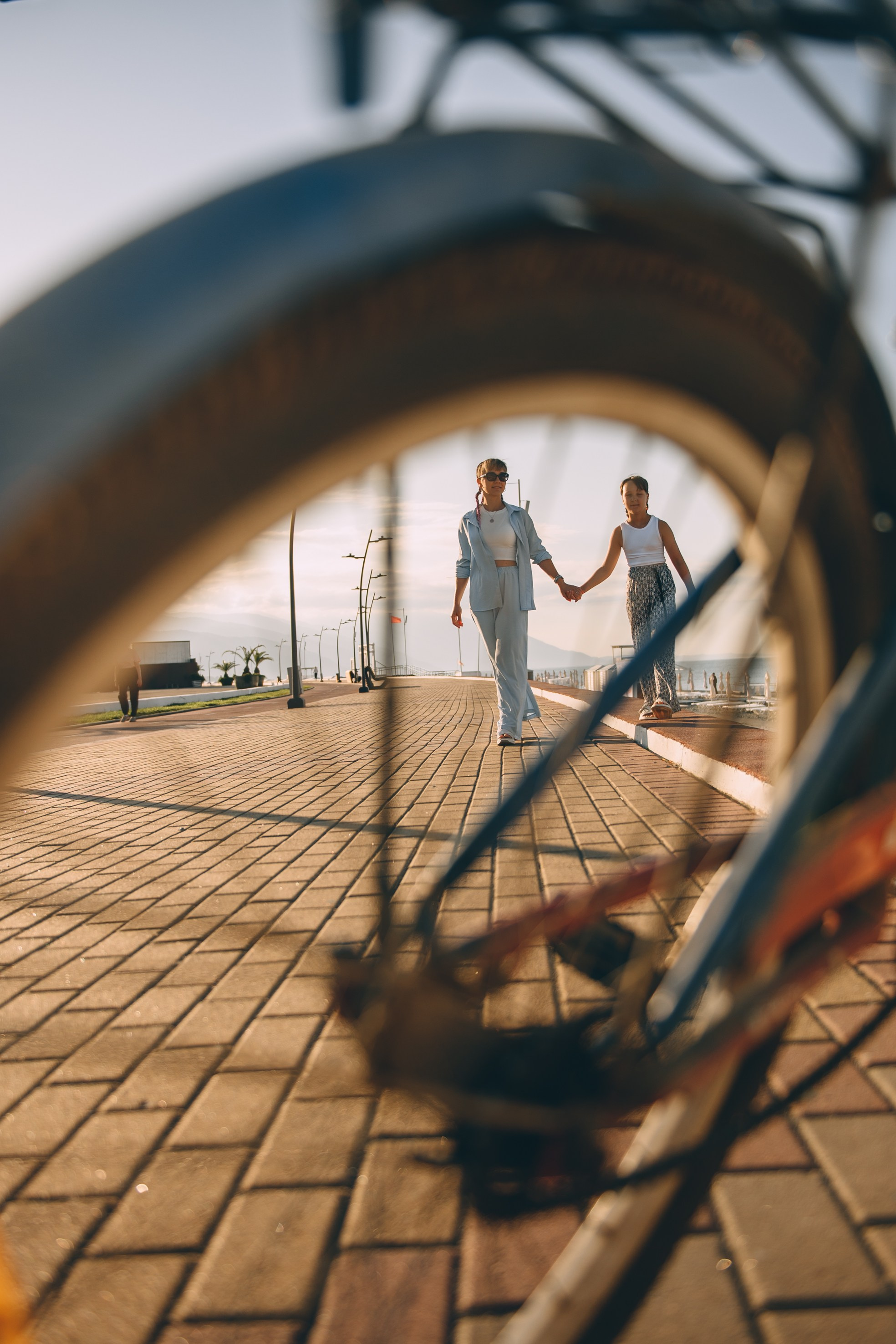 Мама и дочка, рассвет на пляже Бархатные Сезоны. Свадебный и семейный фотограф София Невская