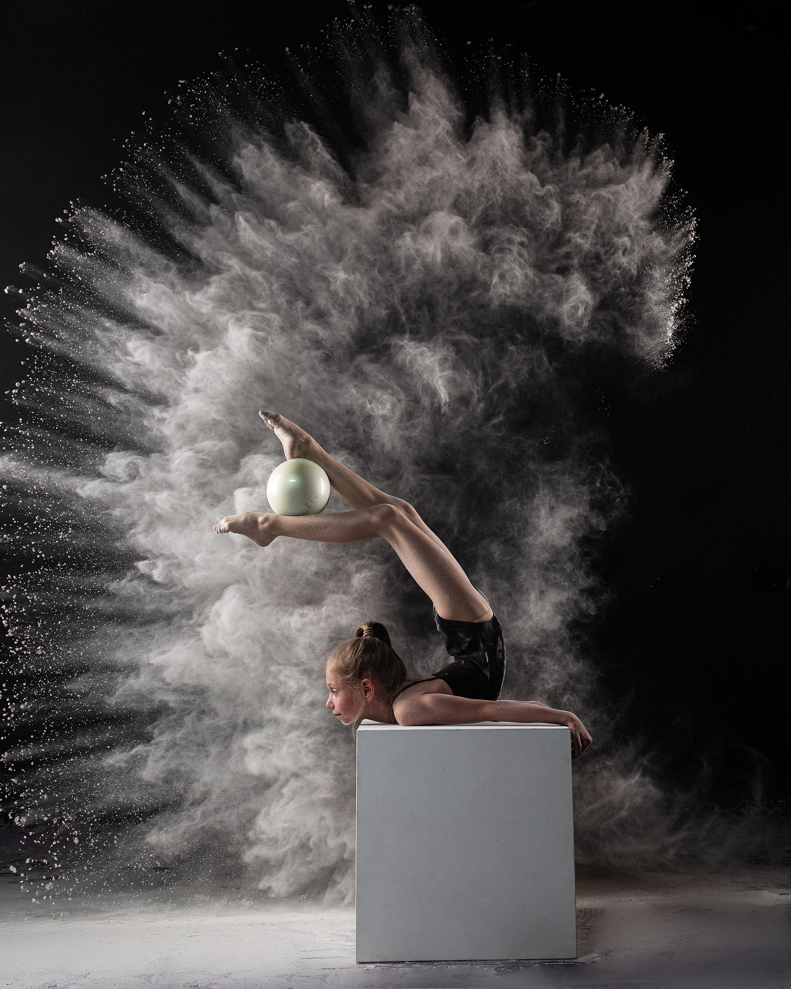 Клуб художественной гимнастики «Отрада». Съемка с мукой. Спортивный и детский фотограф в Москве, Калининграде