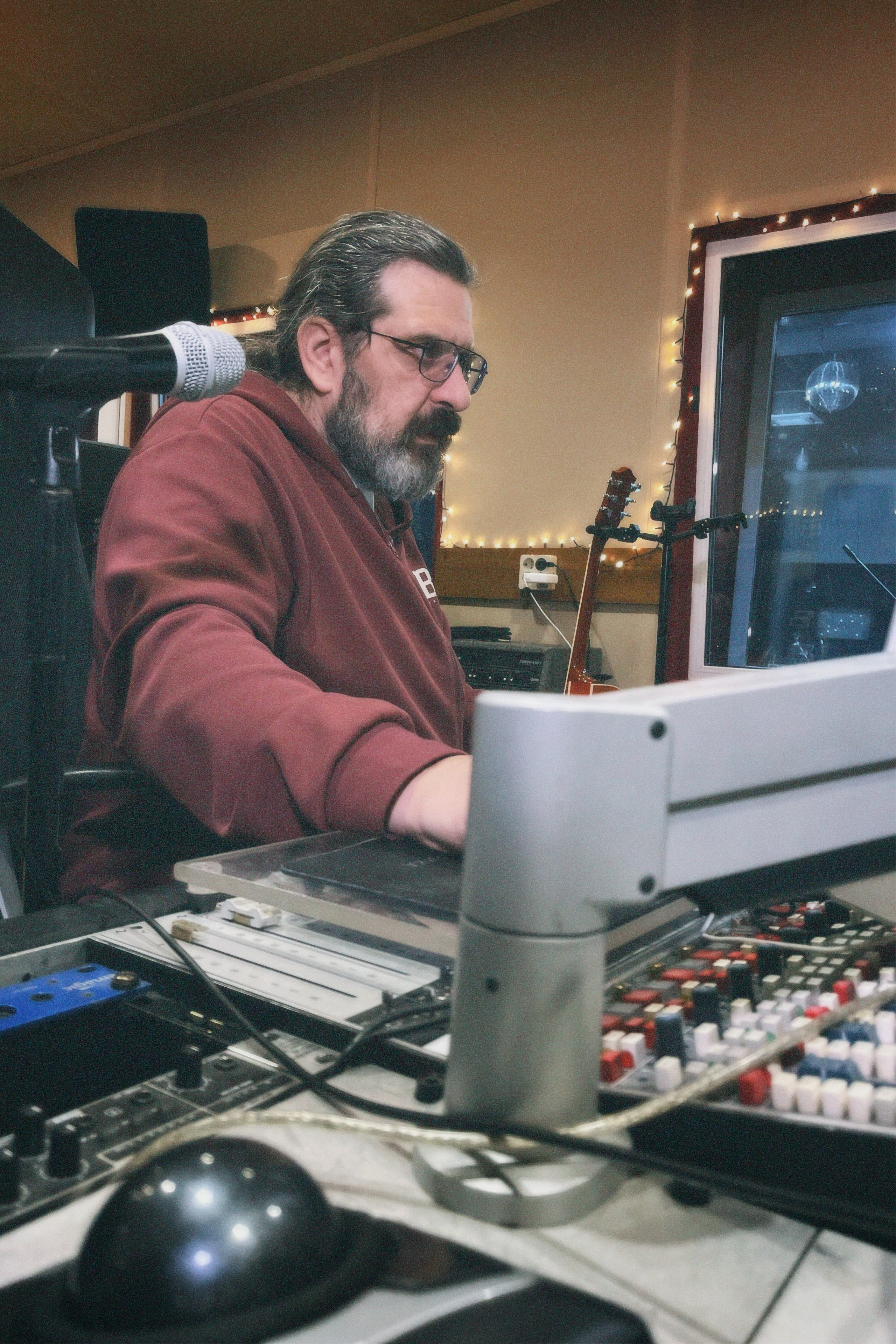 Голова Муэссы — запись гитар в студии Параметрика. Фотография для артистов