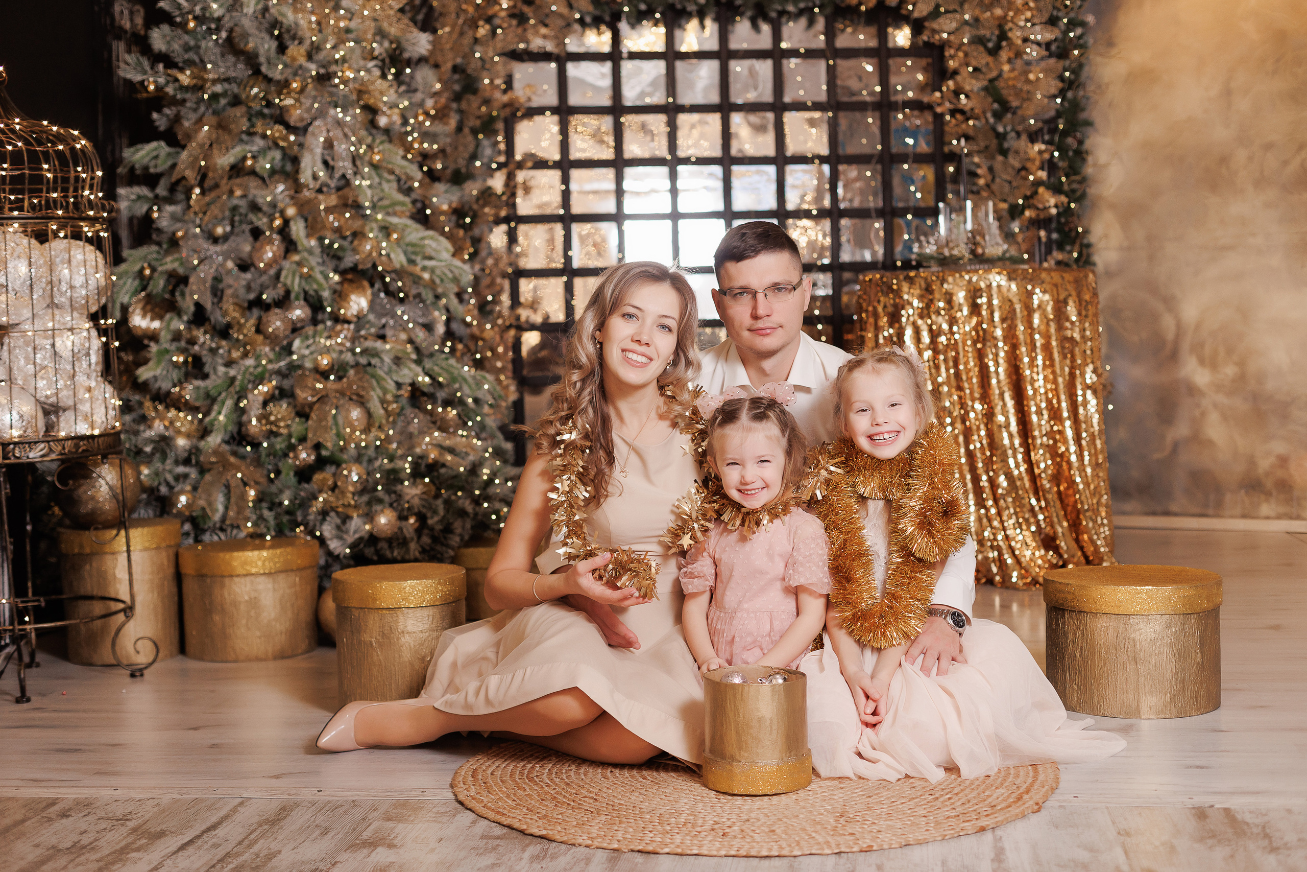 Семейная фотосессия в фотостудии и на природе в Твери. Свадебный и семейный фотограф в Твери и Тверской области