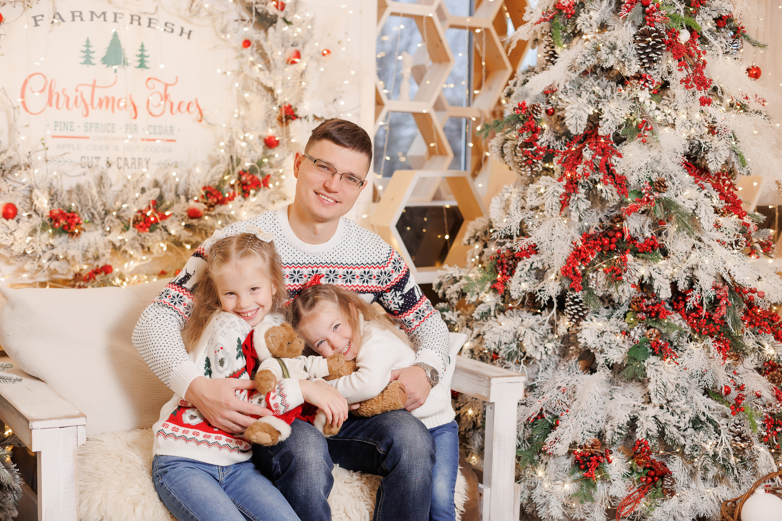 Семейная фотосессия в фотостудии и на природе в Твери. Свадебный и семейный фотограф в Твери и Тверской области