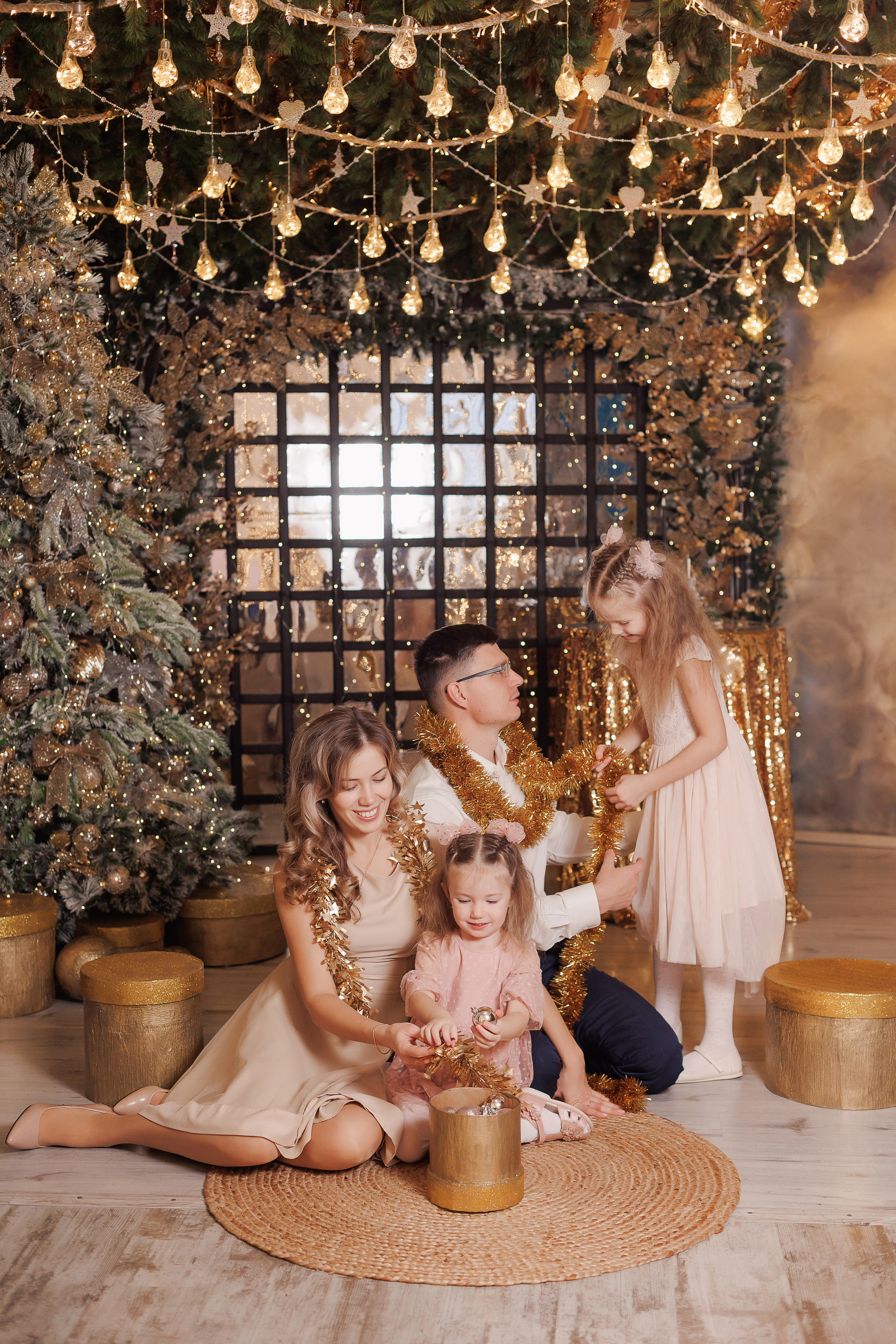 Семейная фотосессия в фотостудии и на природе в Твери. Свадебный и семейный фотограф в Твери и Тверской области