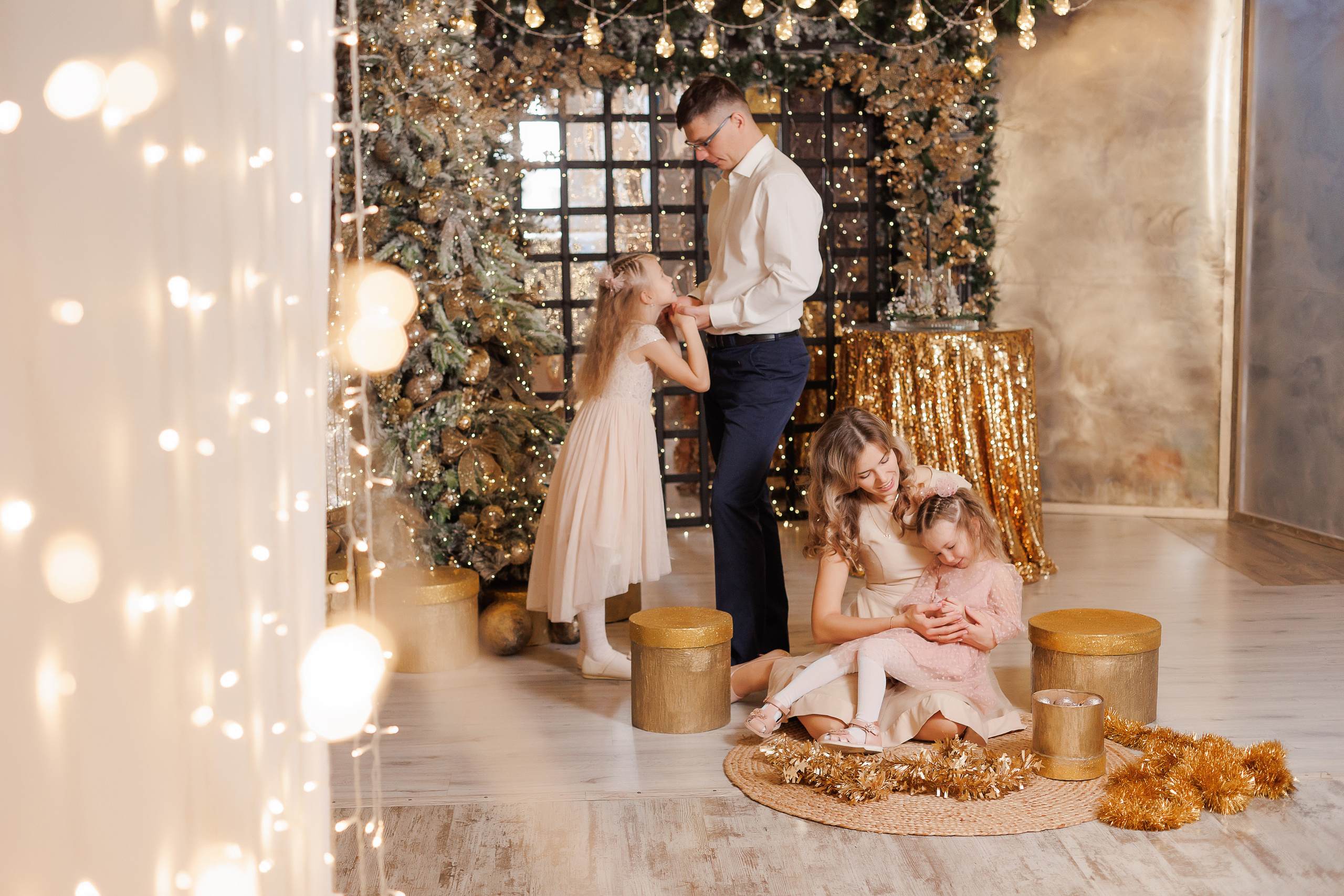 Семейная фотосессия в фотостудии и на природе в Твери. Свадебный и семейный фотограф в Твери и Тверской области