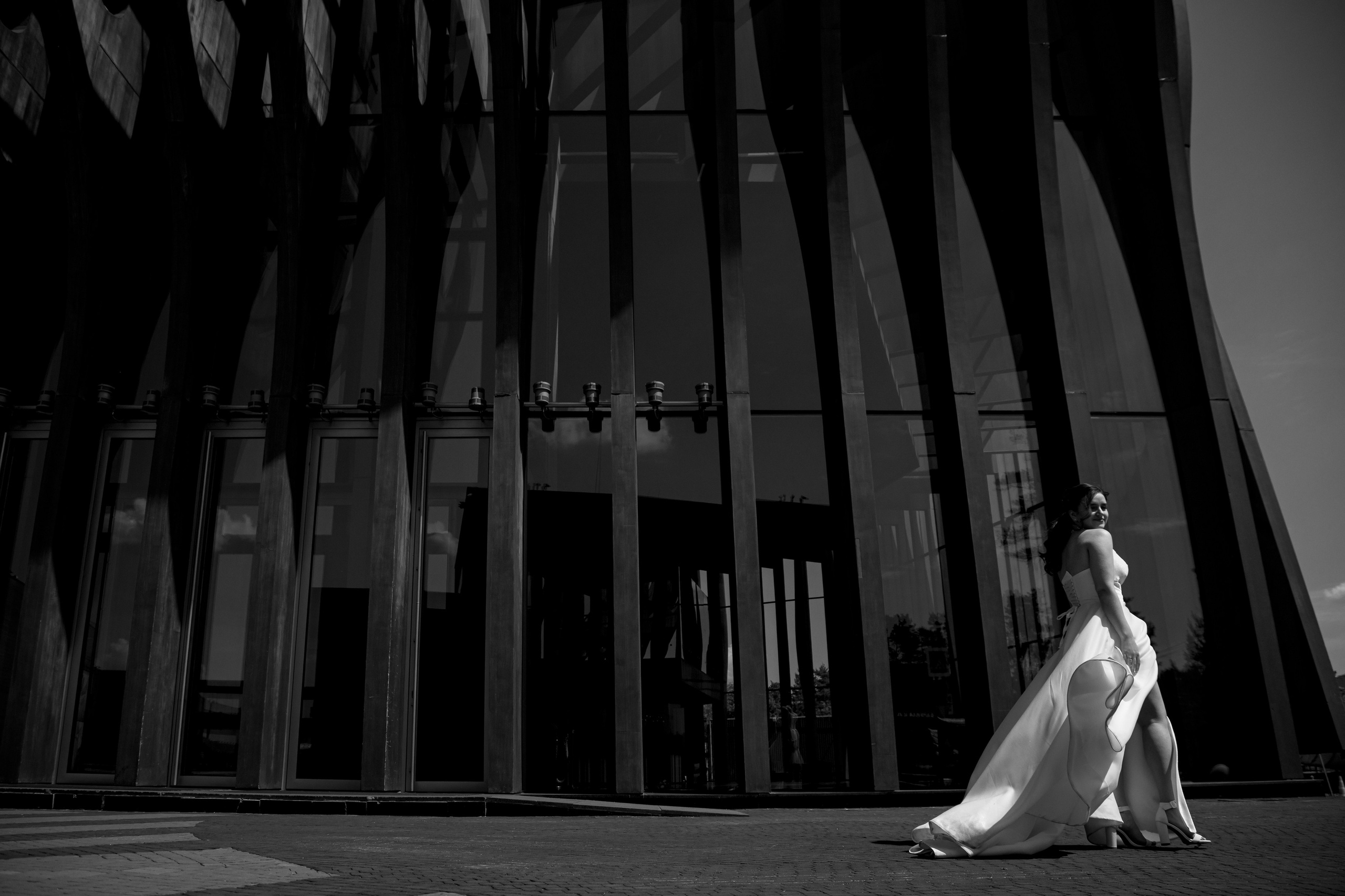 Свадебная прогулка в Барвихе. Фотосессия на свадьбе. Стоимость свадебного фотографа.