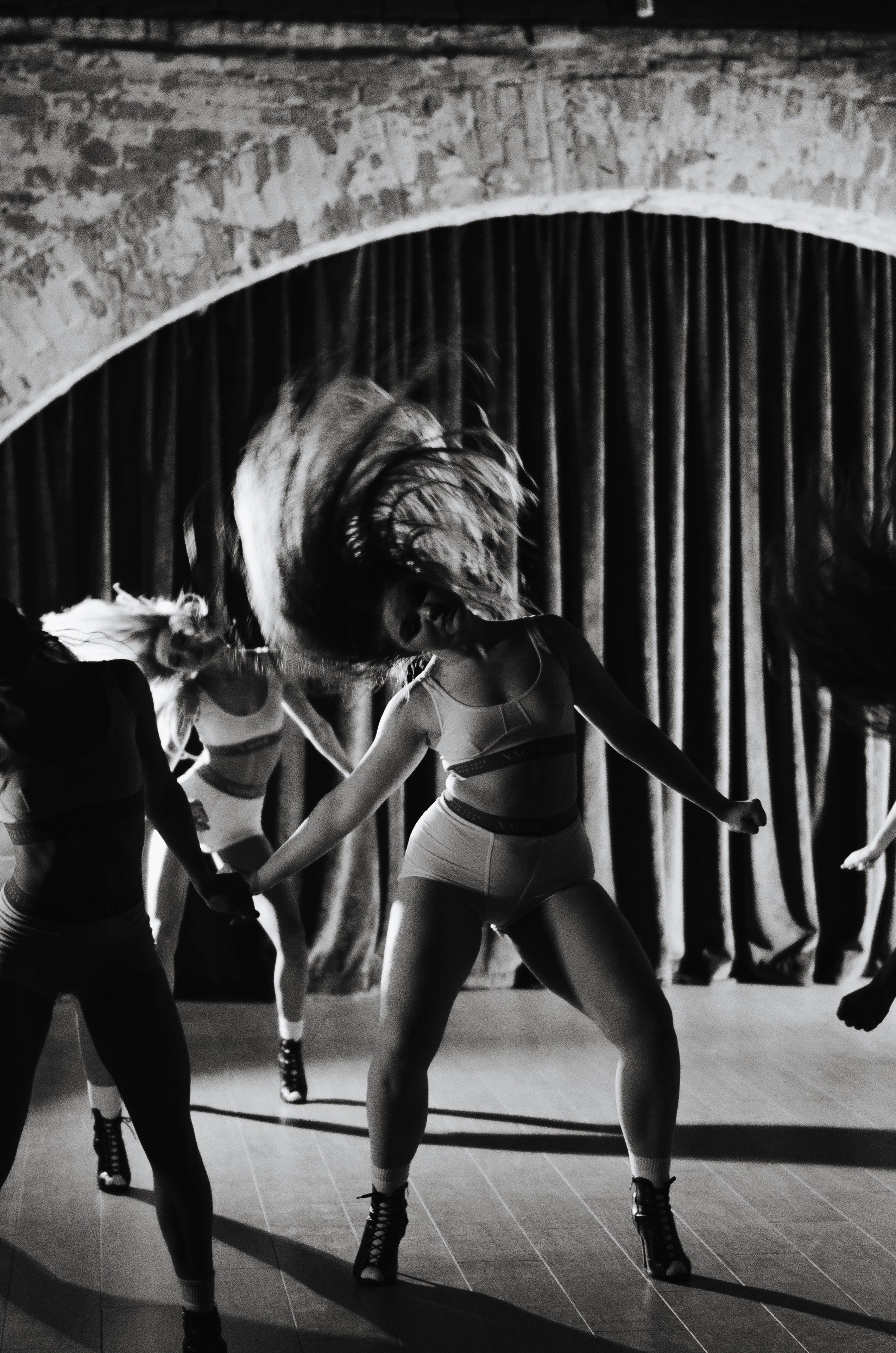 Фото-подглядки с видеосъемки танцевальной команды «Secret». Денисова Аля — фотограф для парных съемок и индивидуальных историй в Барнауле