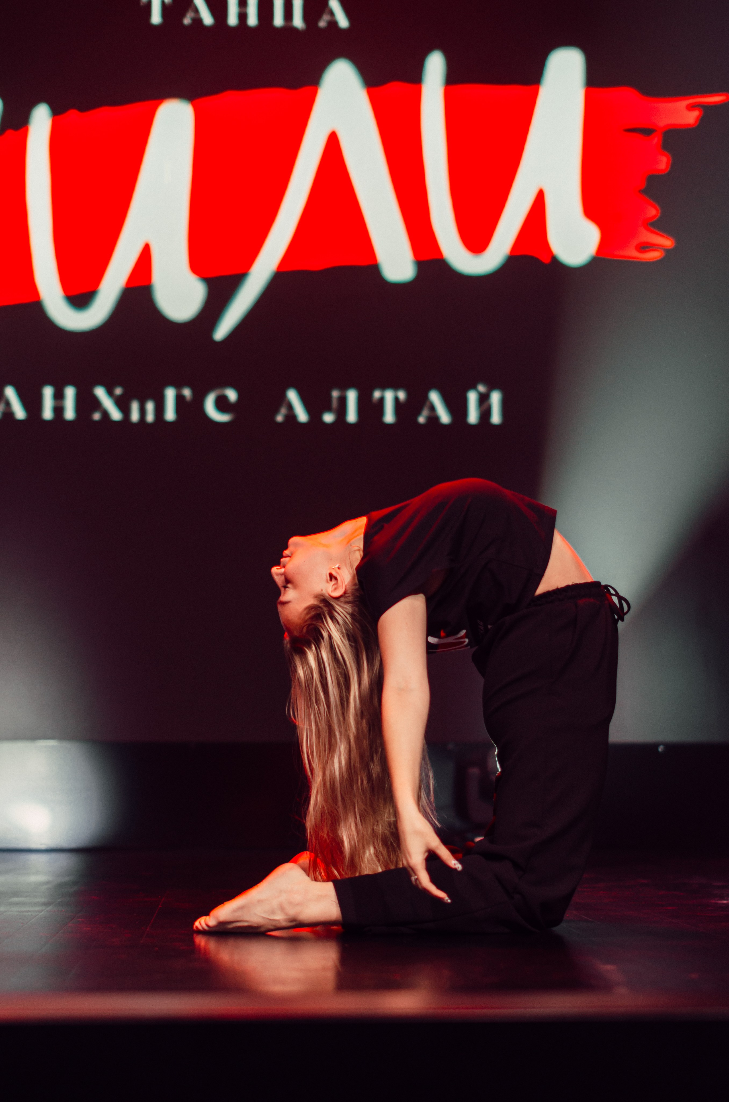 Групповая фотосъемка танцевального коллектива. Денисова Аля — фотограф для парных съемок и индивидуальных историй в Барнауле