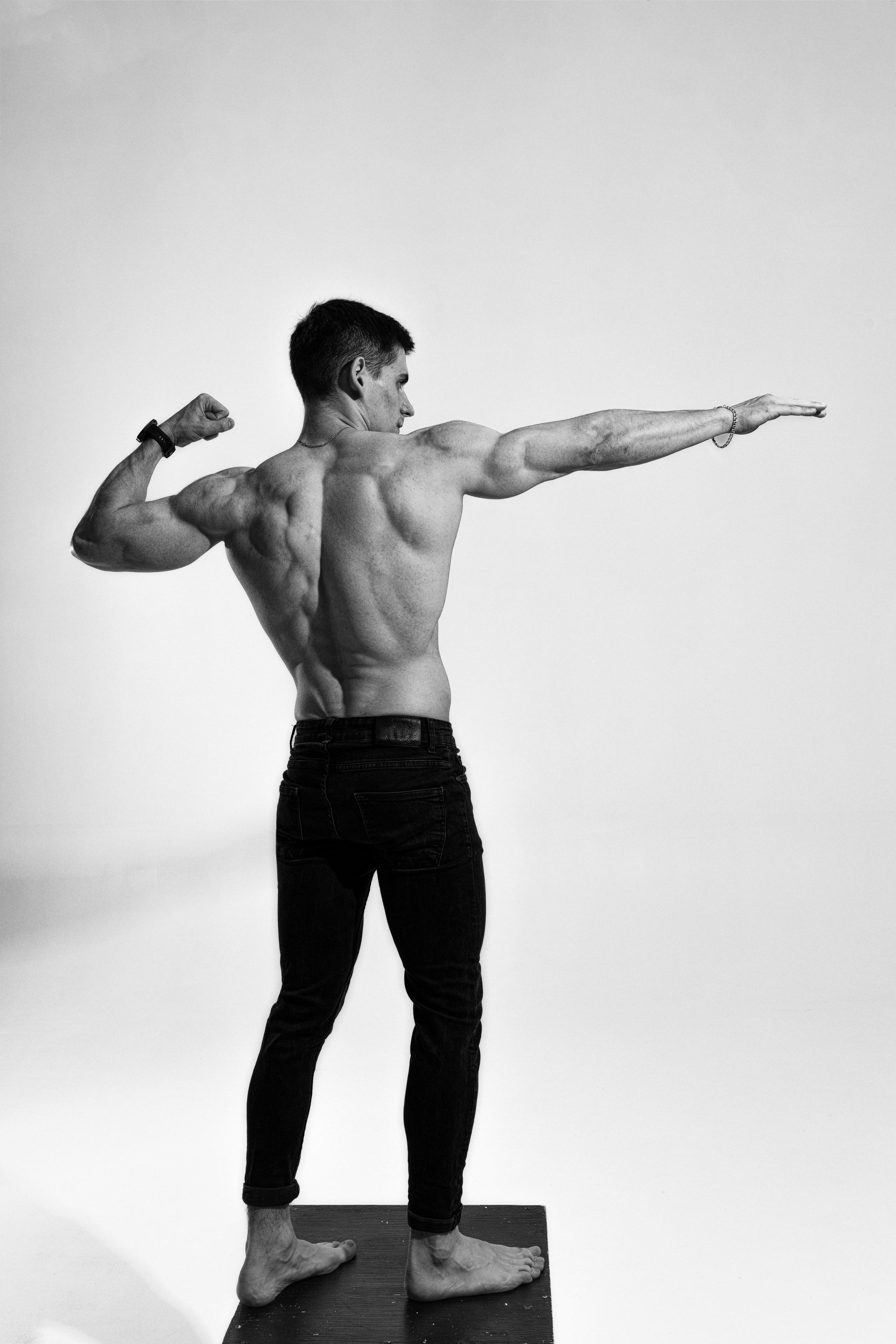 Съемка с Владом на циклораме с импульсным светом для себя и контента. Дмитрий Шульгин, портретный фотограф в Воронеже