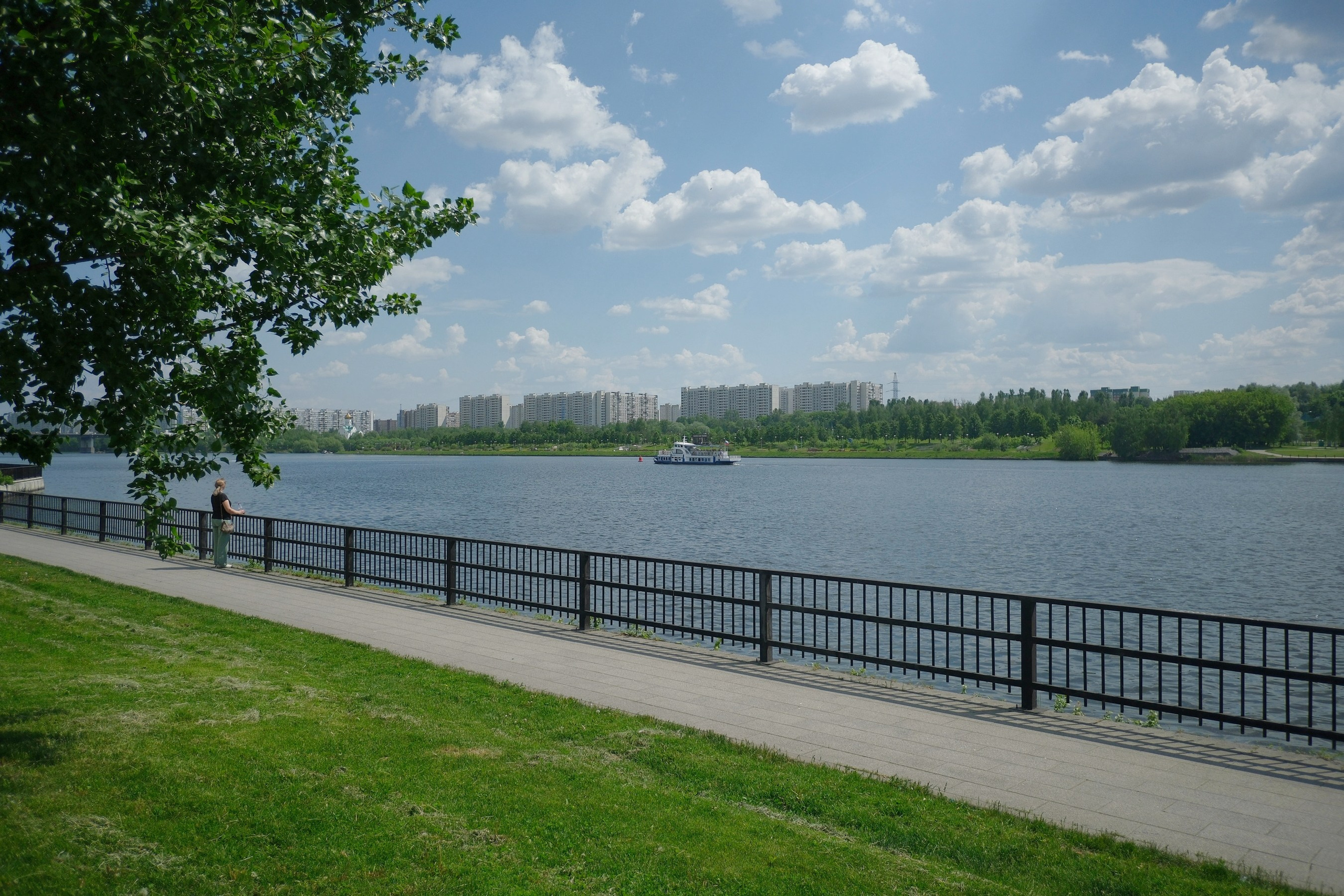 Парк 850 лет Москве. Снято на Voigtlander 18/2,8 Color-scopar. Улица, люди, жизнь…
