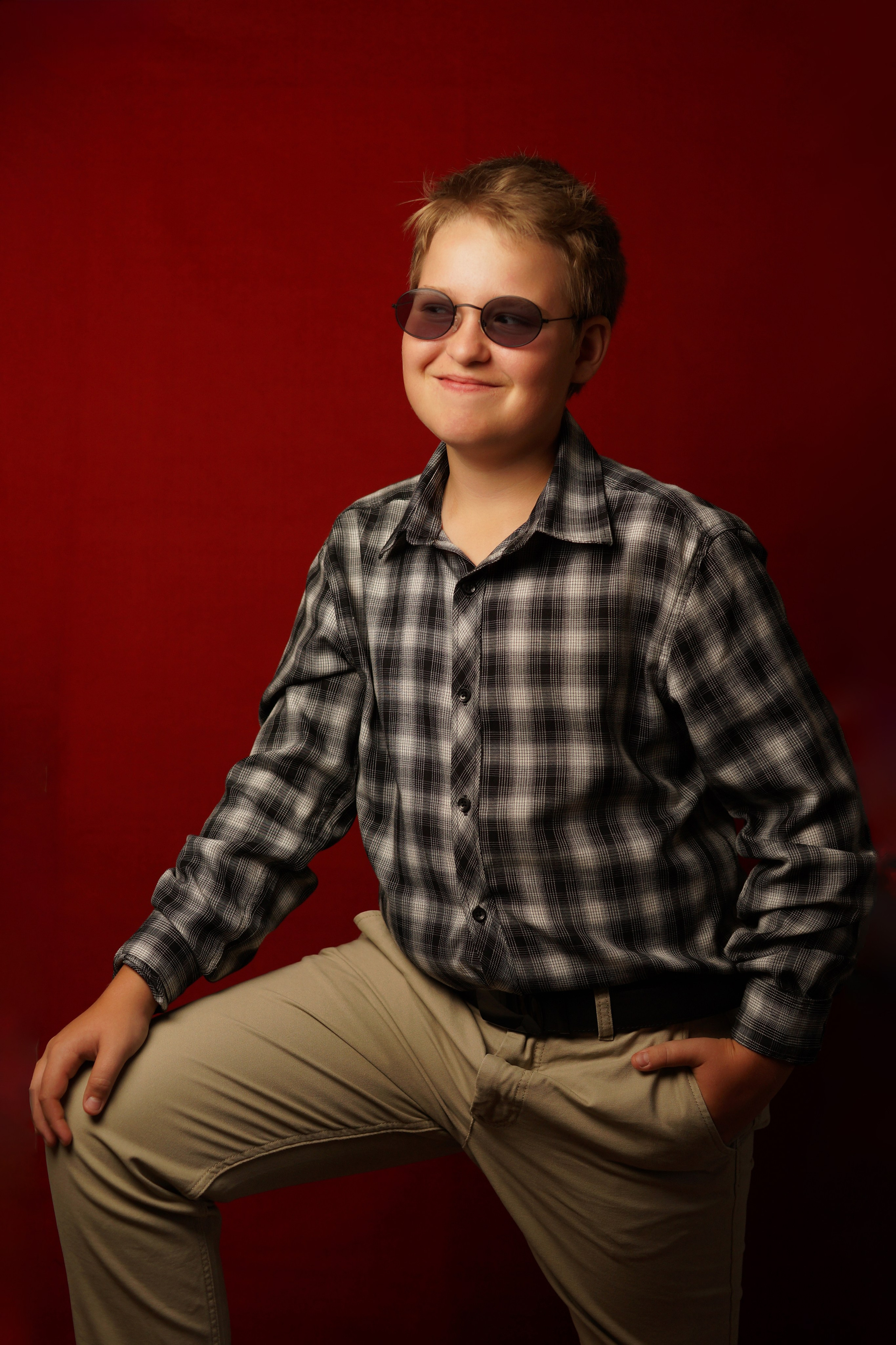 Портреты на красном фоне школа / студия. Ольга Плаксина фотограф в Саратове