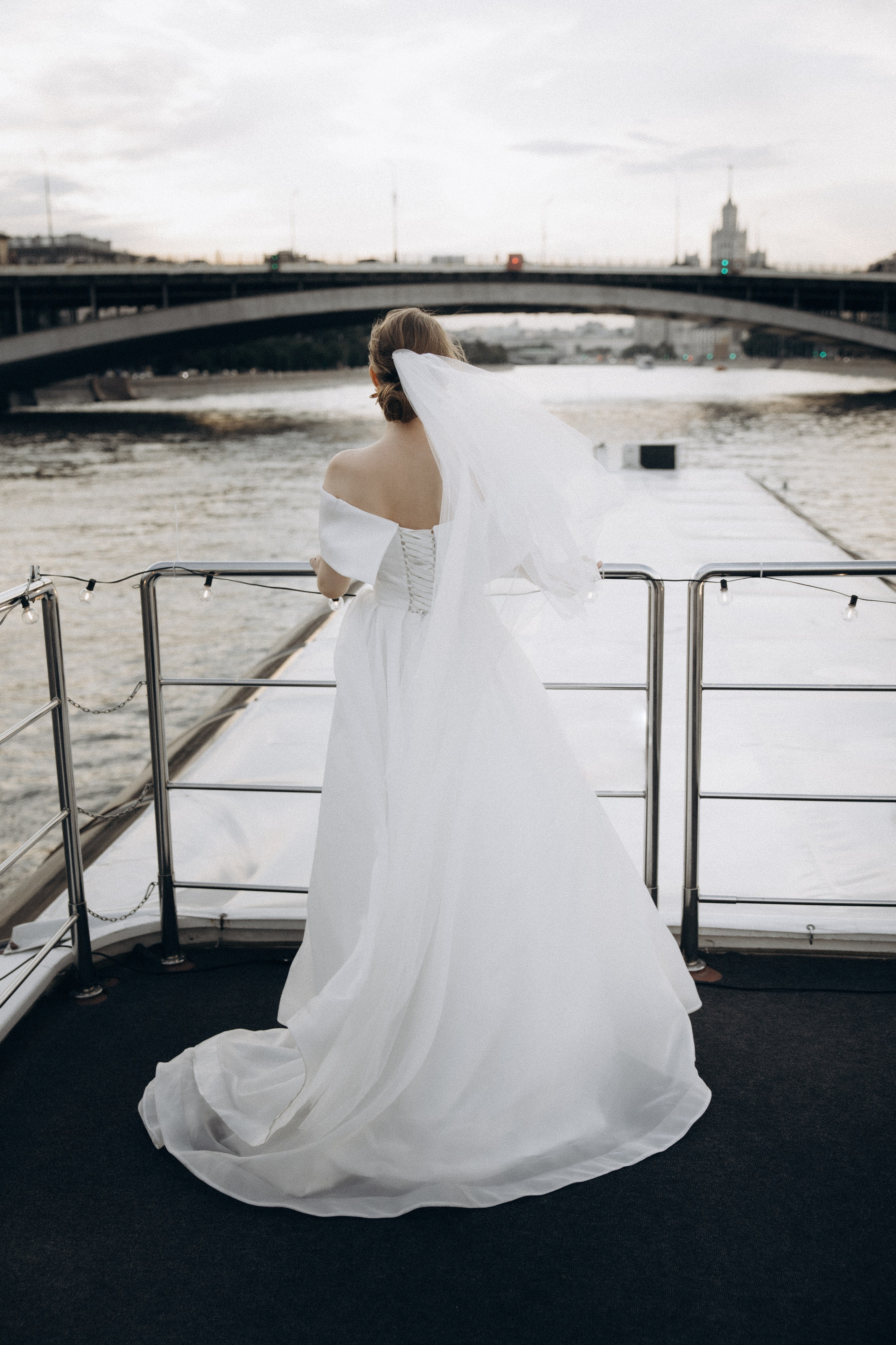 Утро невесты и свадебная фотосессия на теплоходе по Москве-реке