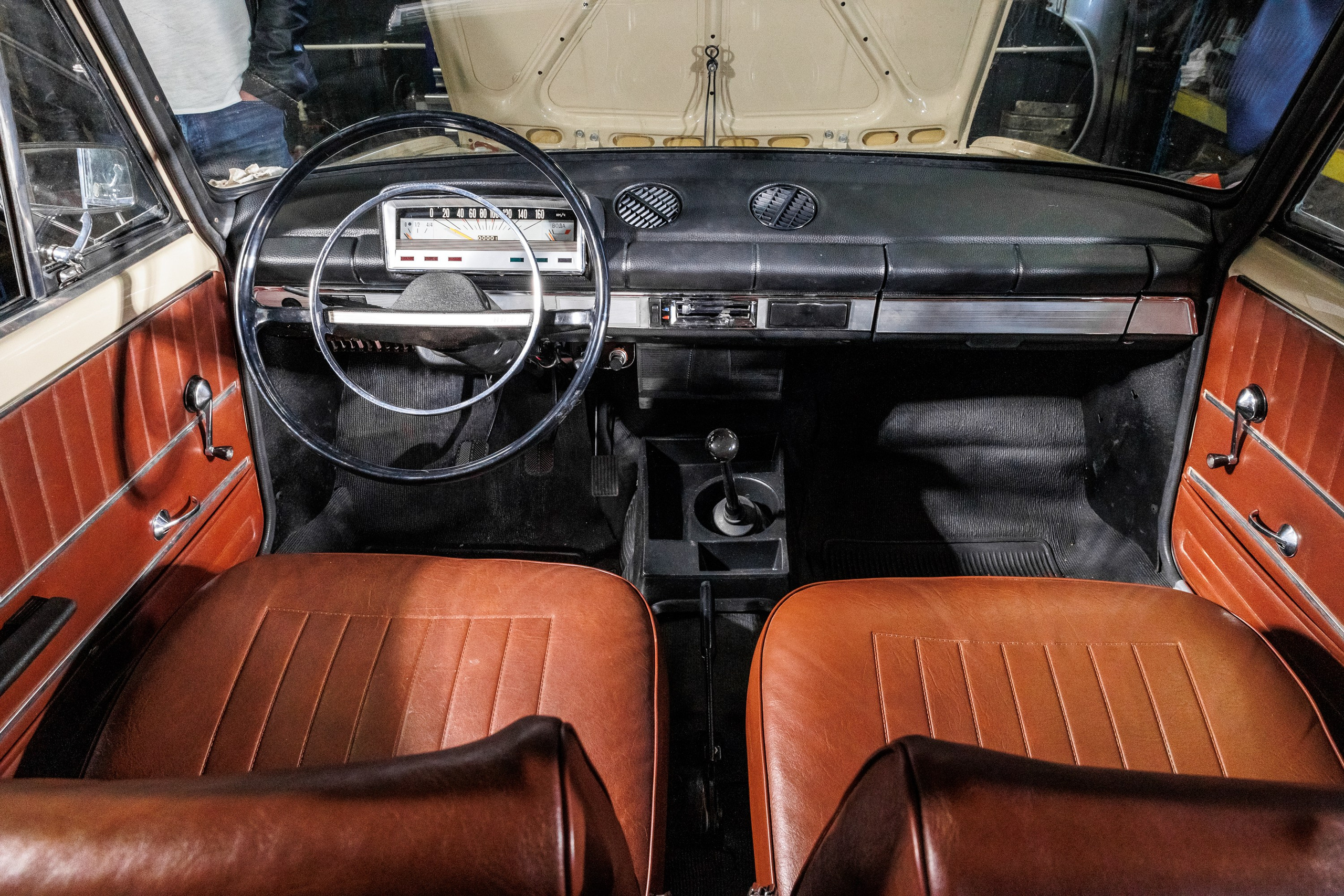 Автомобильная фотосъемка ВАЗ 2101 после реставрации в Бюро "Наследие"