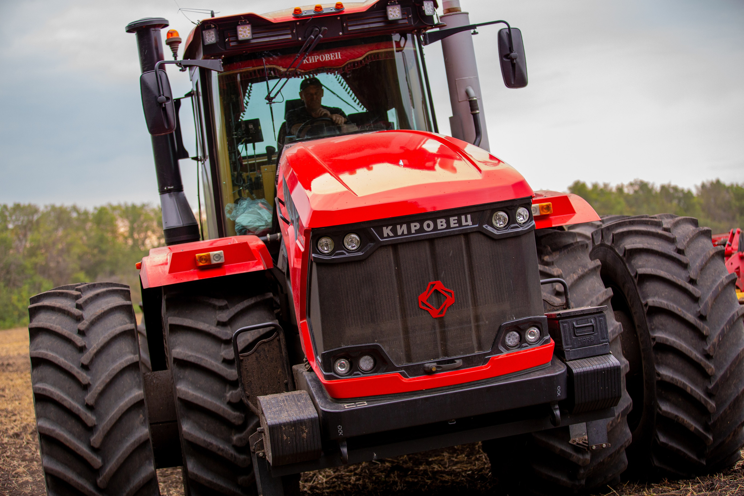 Трактор Кировец в полях