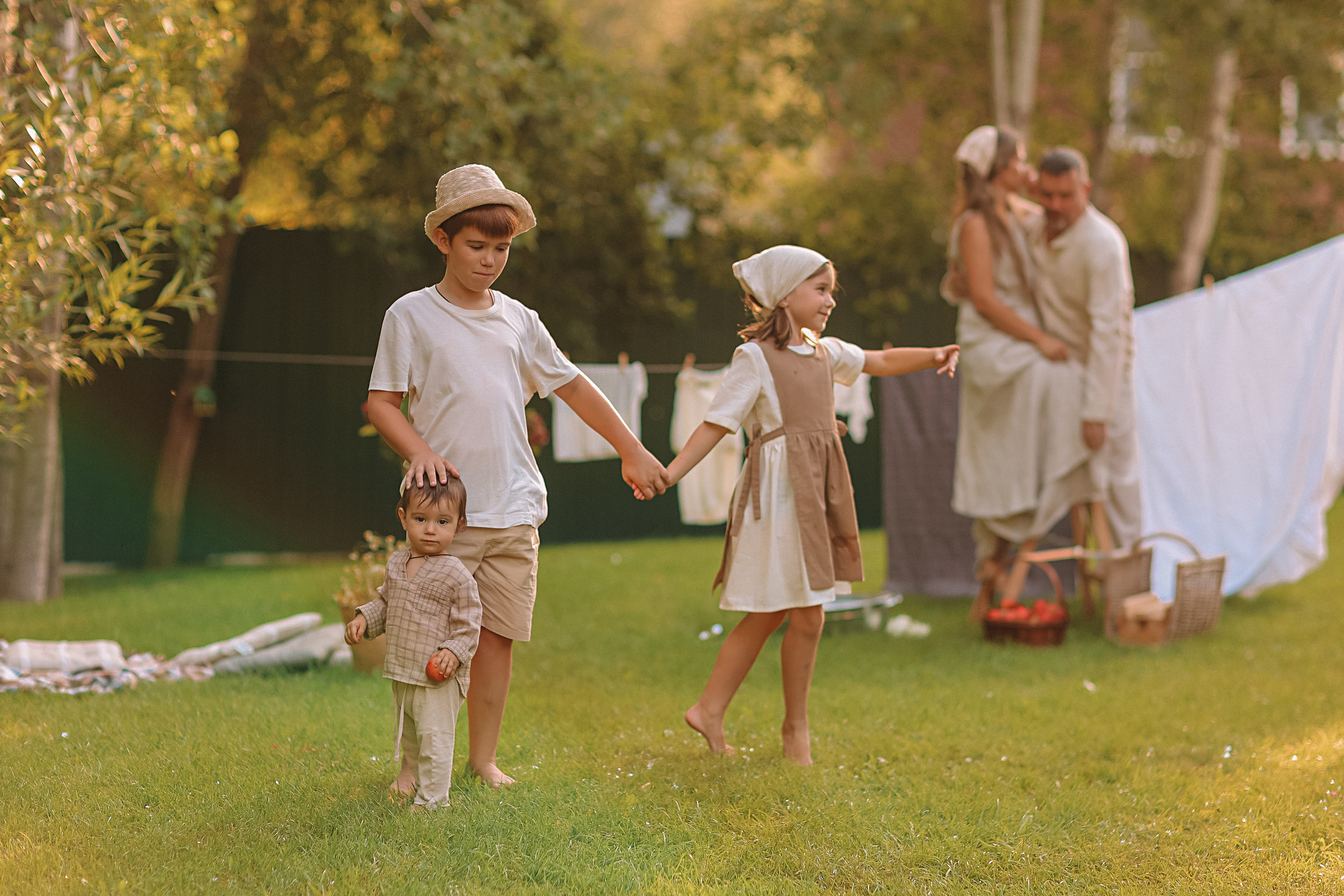 Стирка у дома. Семейный фотограф Тюмень, фотограф на роды Салмина Мария