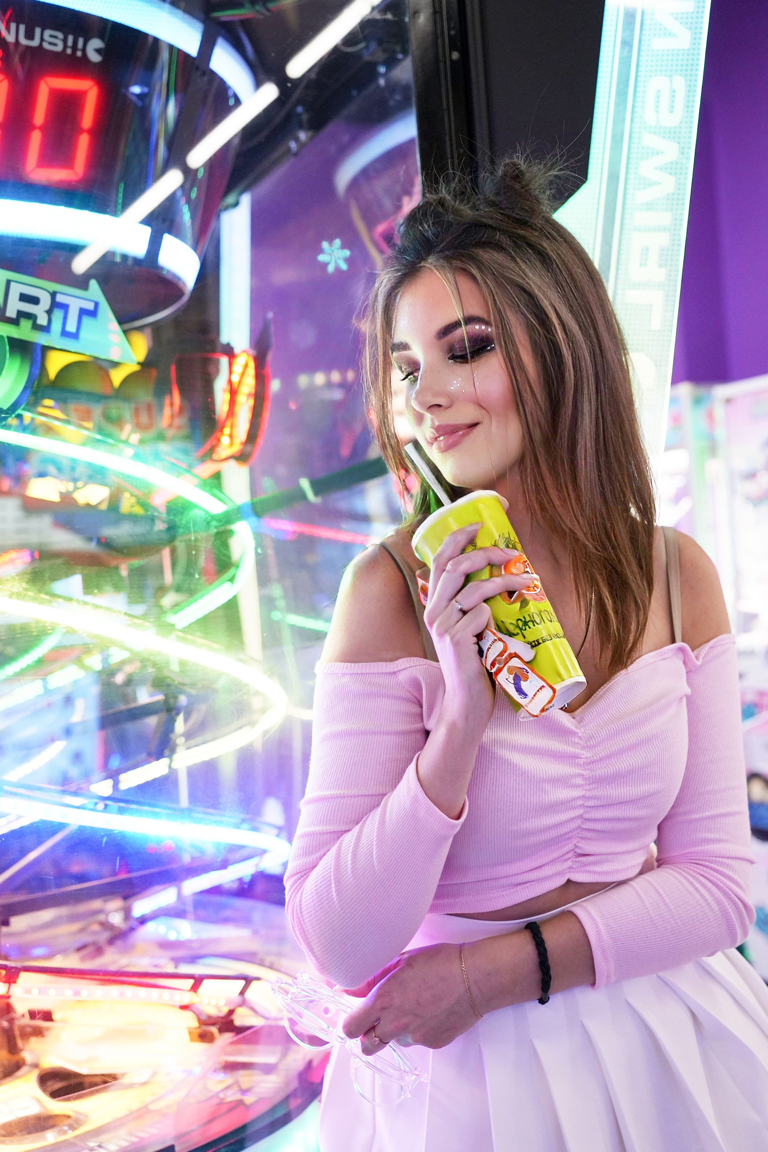 Юля и Лера на игровых автоматах. Главная