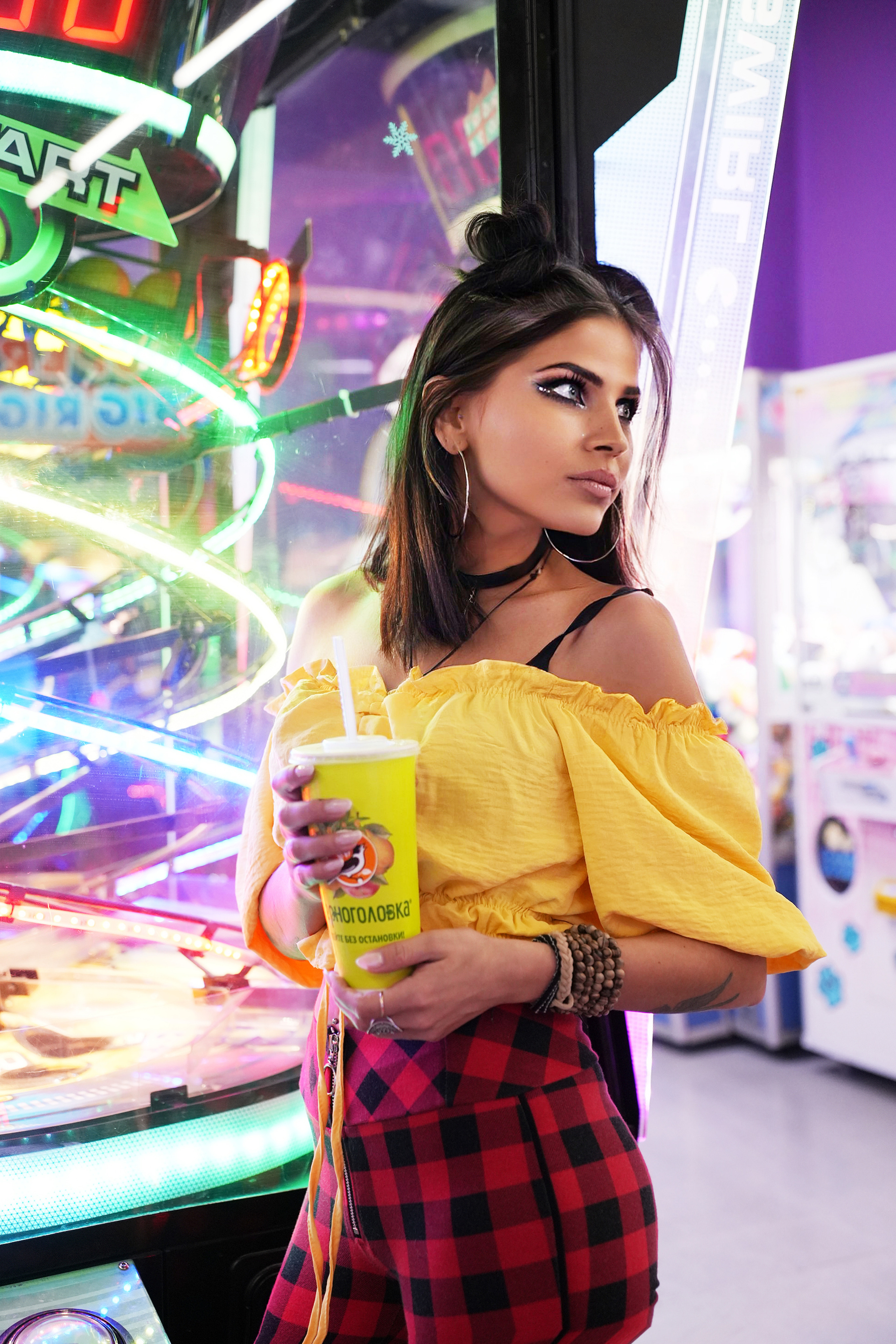 Юля и Лера на игровых автоматах. Главная