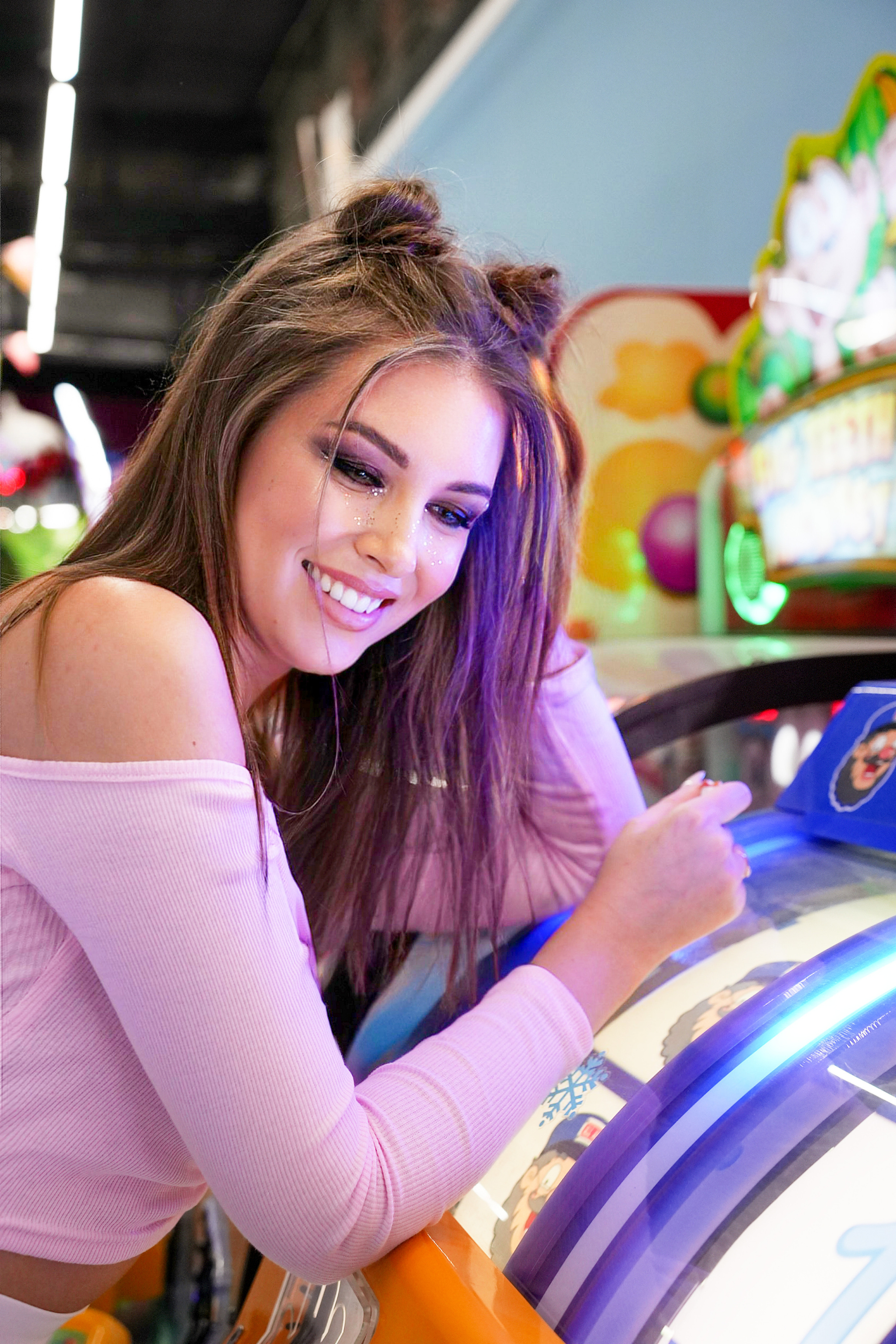 Юля и Лера на игровых автоматах. Главная