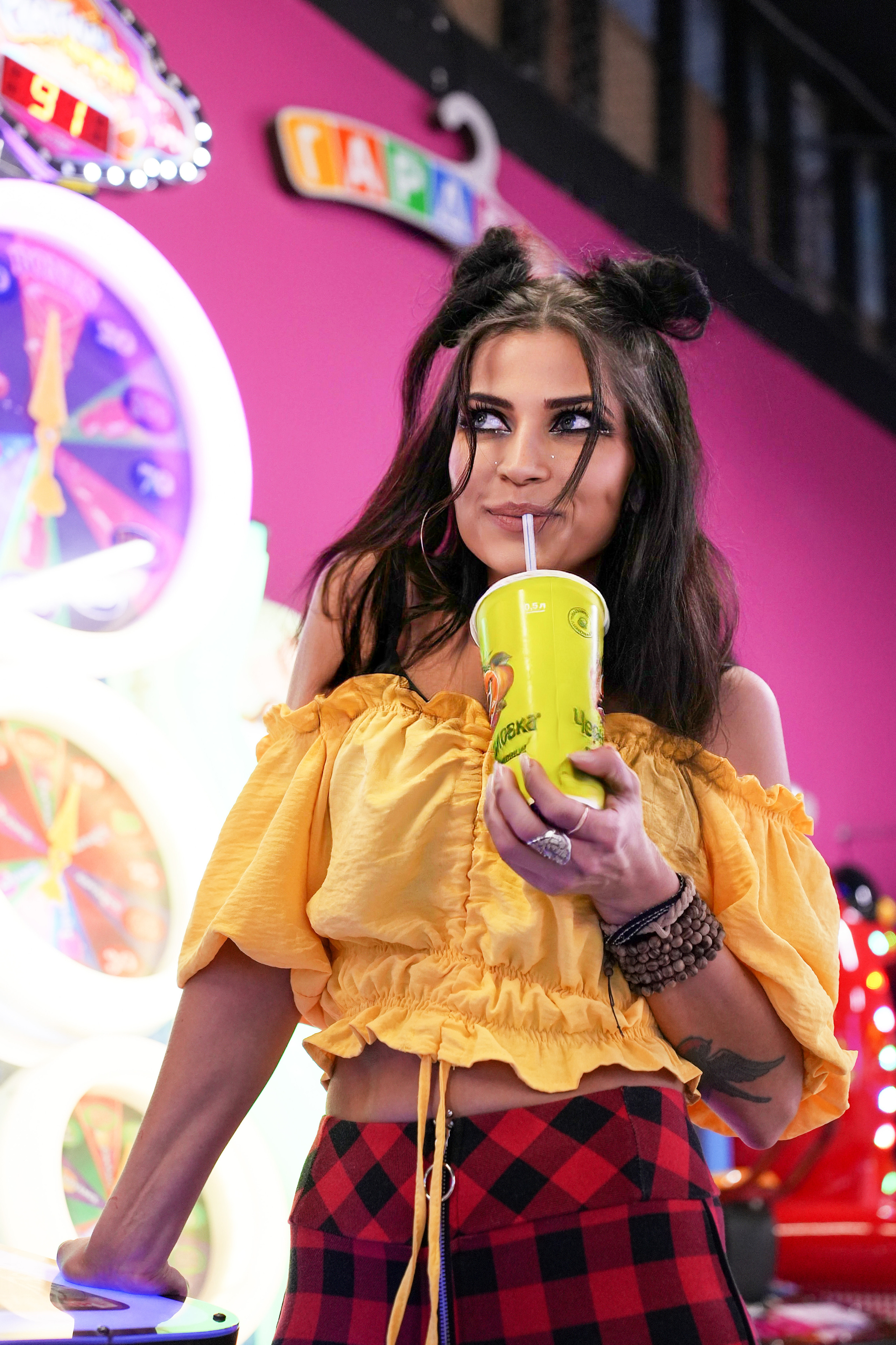 Юля и Лера на игровых автоматах. Главная