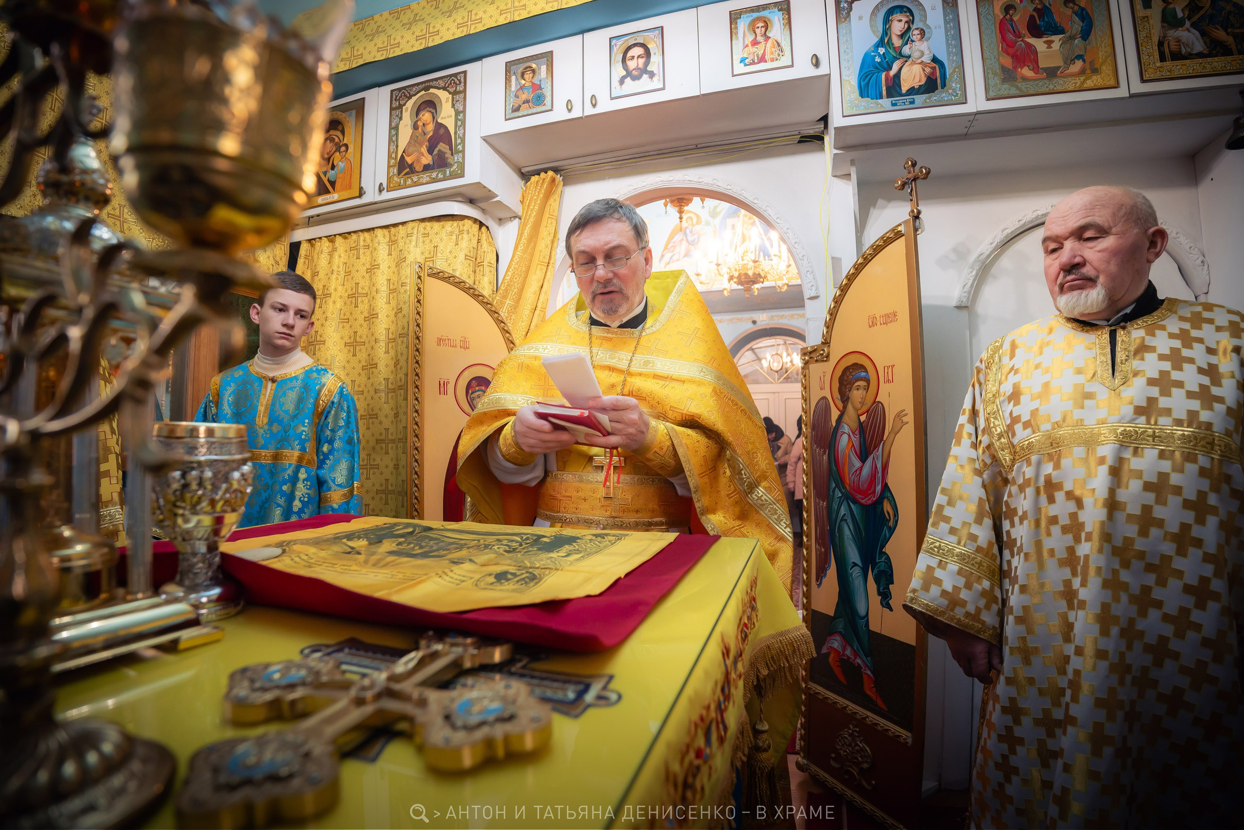 Храм Прсв. Богородицы Всех скорбящих Радость, г. Семикаракорск. Божественная литургия. Антон и Татьяна Денисенко — В храме