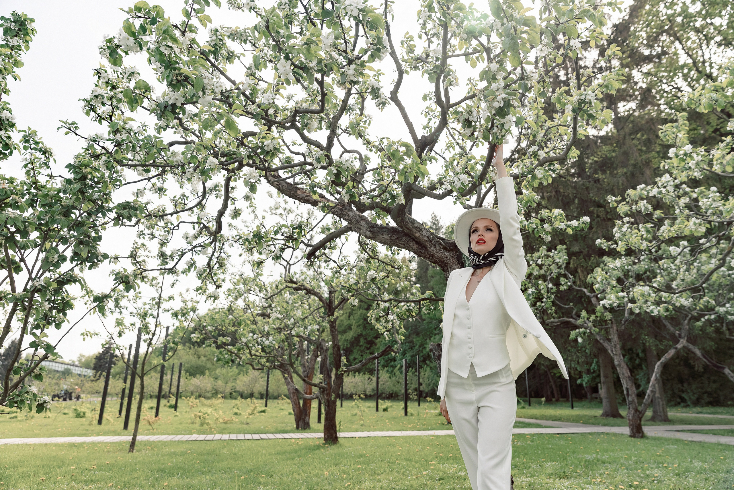 Портретная фотосессия Даши среди яблонь. Свадебный фотограф Москва