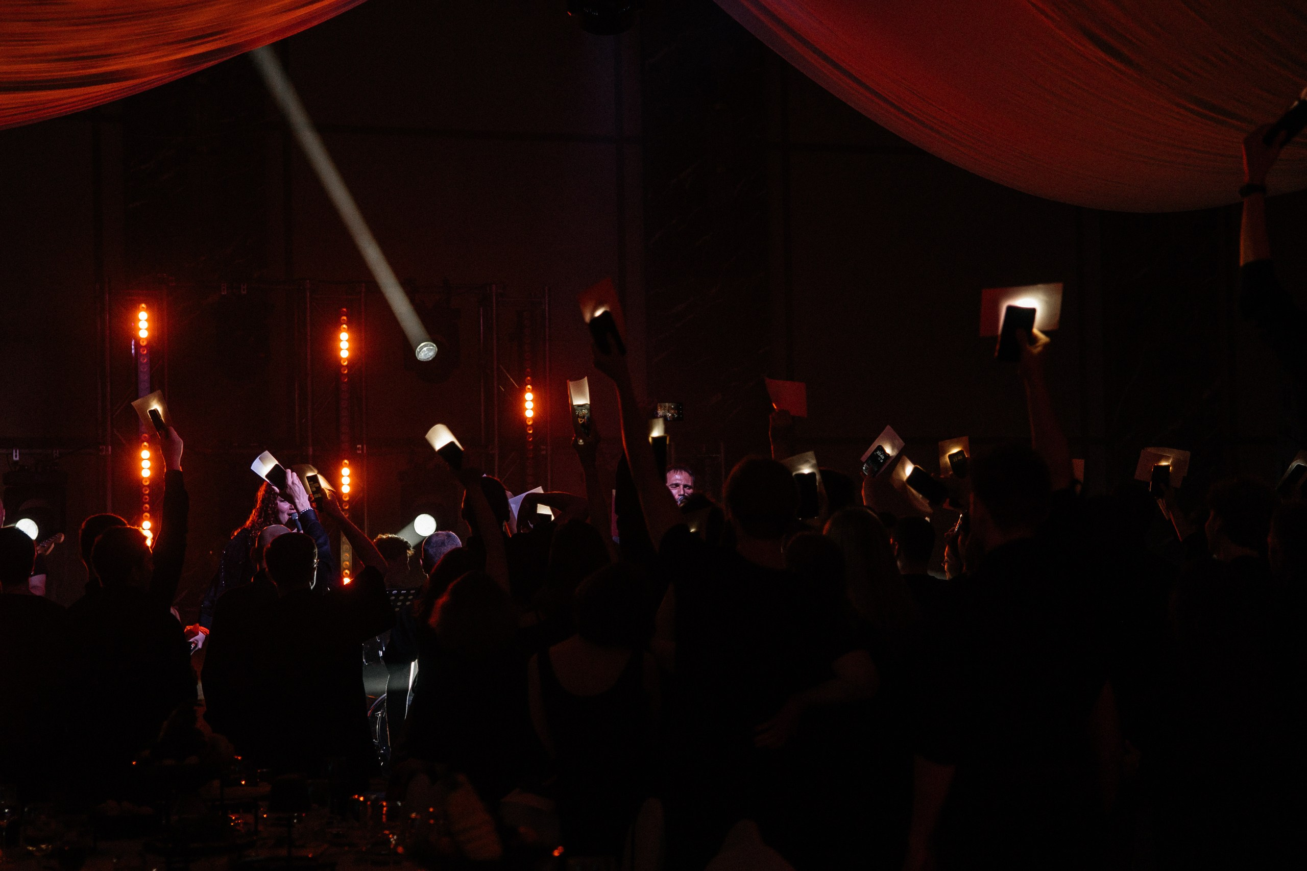 Здравствуйте! Я свадебный фотограф из Ульяновска, работаю в том числе по всей России и с выездом за границу. Снимаю свадьбы, lovestory, корпоративы, светский репортаж. Провожу обучение по фотографии, мастер-классы и воркшопы для других фотографов.