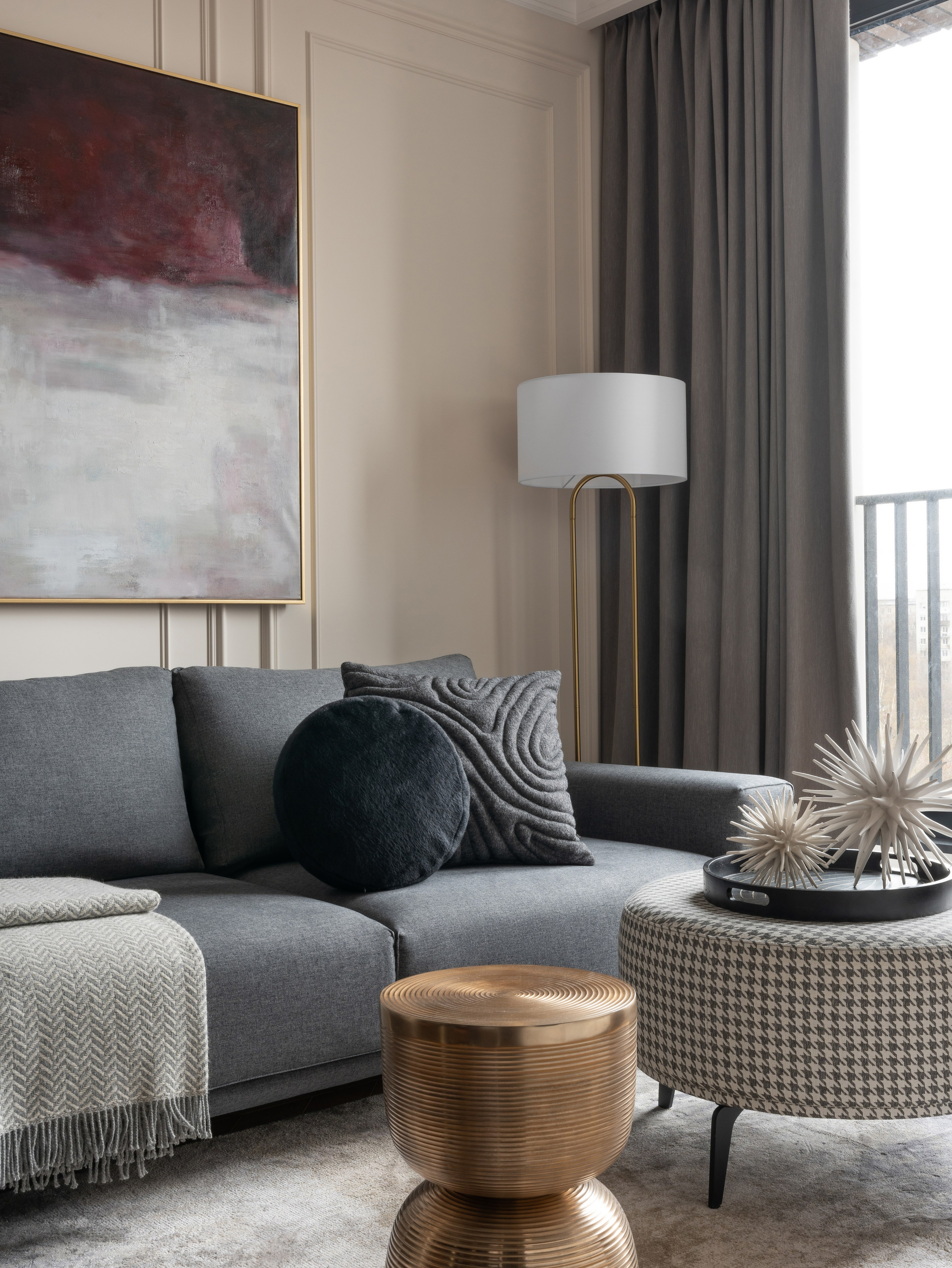 Гостиная в проекте ЖК «ALTER»: стильный дизайн с винными оттенками и мягким светом