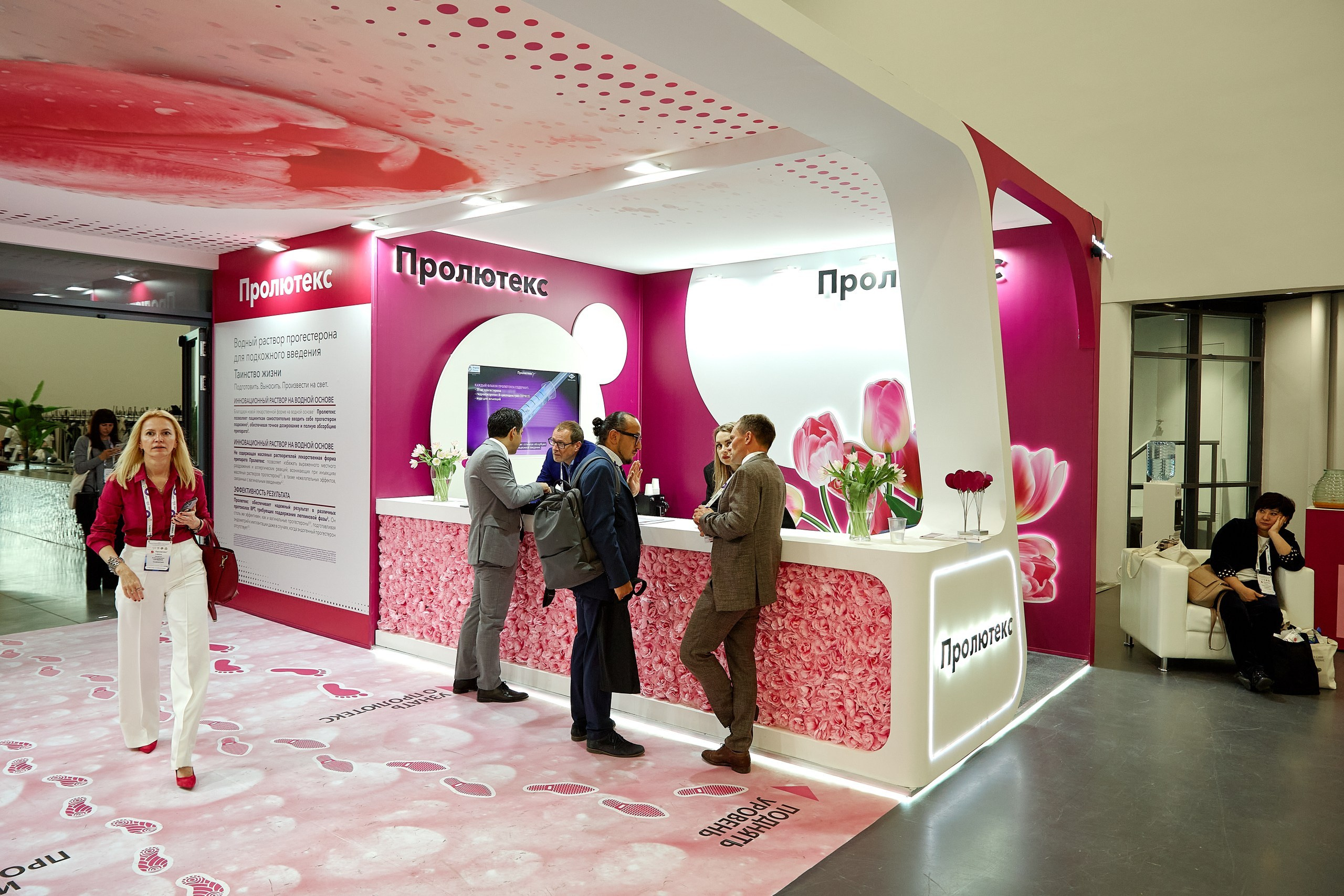 Стенд компании Angelini Pharma / Конференция РАРЧ 2023. Антон Артюшин, портретный фотограф. Москва