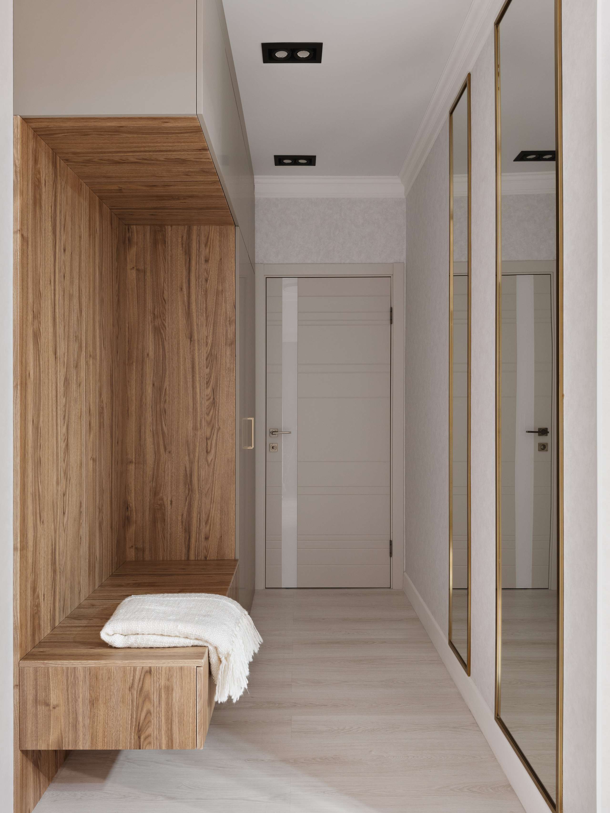 Современный дизайн интерьера прихожей с деревянной отделкой и зеркалами в золотых рамах, стильный минимализм и уют, фото работы дизайнера Ольги Рубченко, стилиста Екатерины Ракитиной и фотографа Сергея Денисенко.