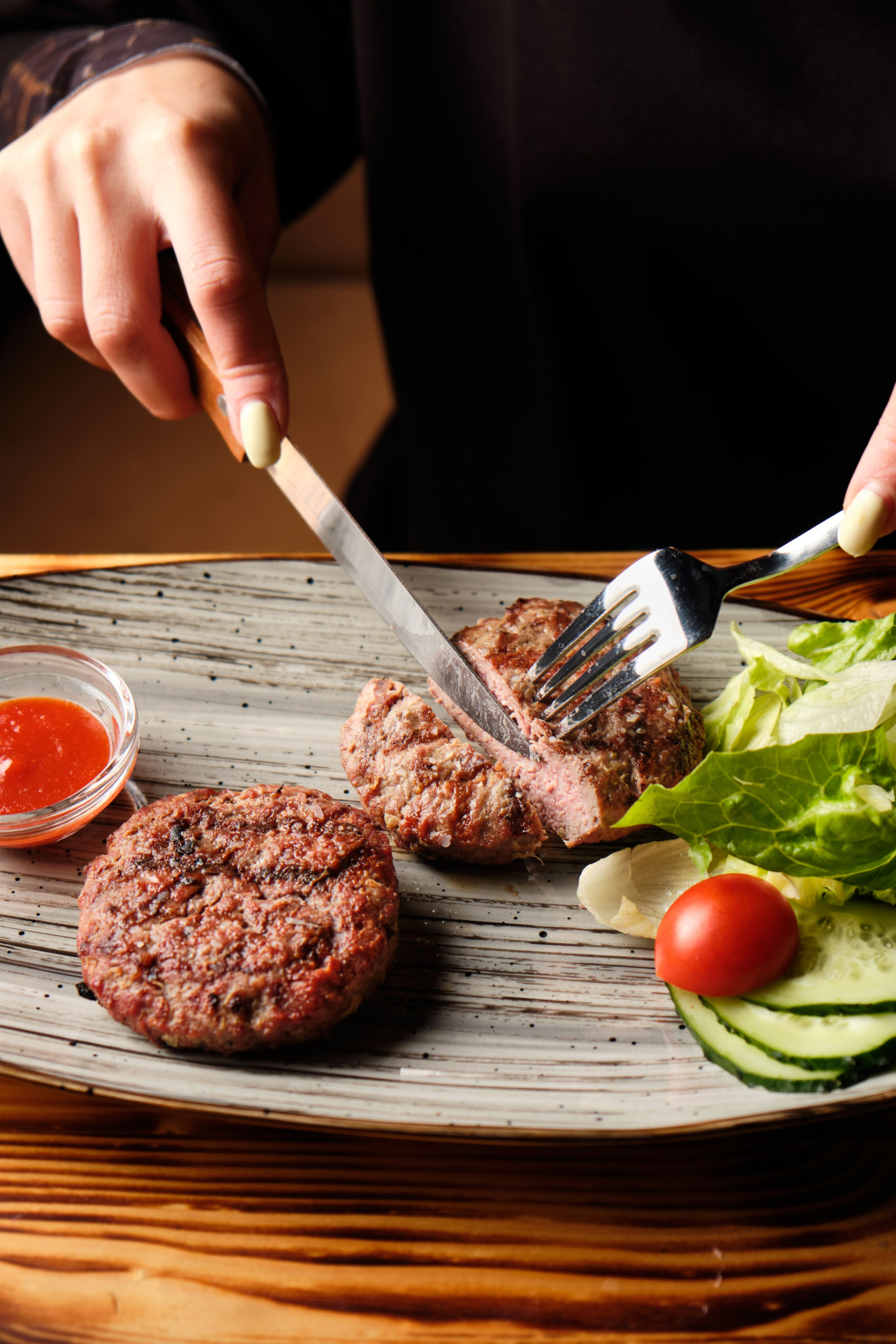 რესტორნის ფოტოგადაღება ბურგერებითა და გრილ მენიუთი | ფუდ ფოტოგრაფი და ინტერიერები თბილისი. კომერციული ფოტოგრაფი თბილისი | კერძებისა და პროდუქციის გადაღება | გორბაჩოვი ვიტალი