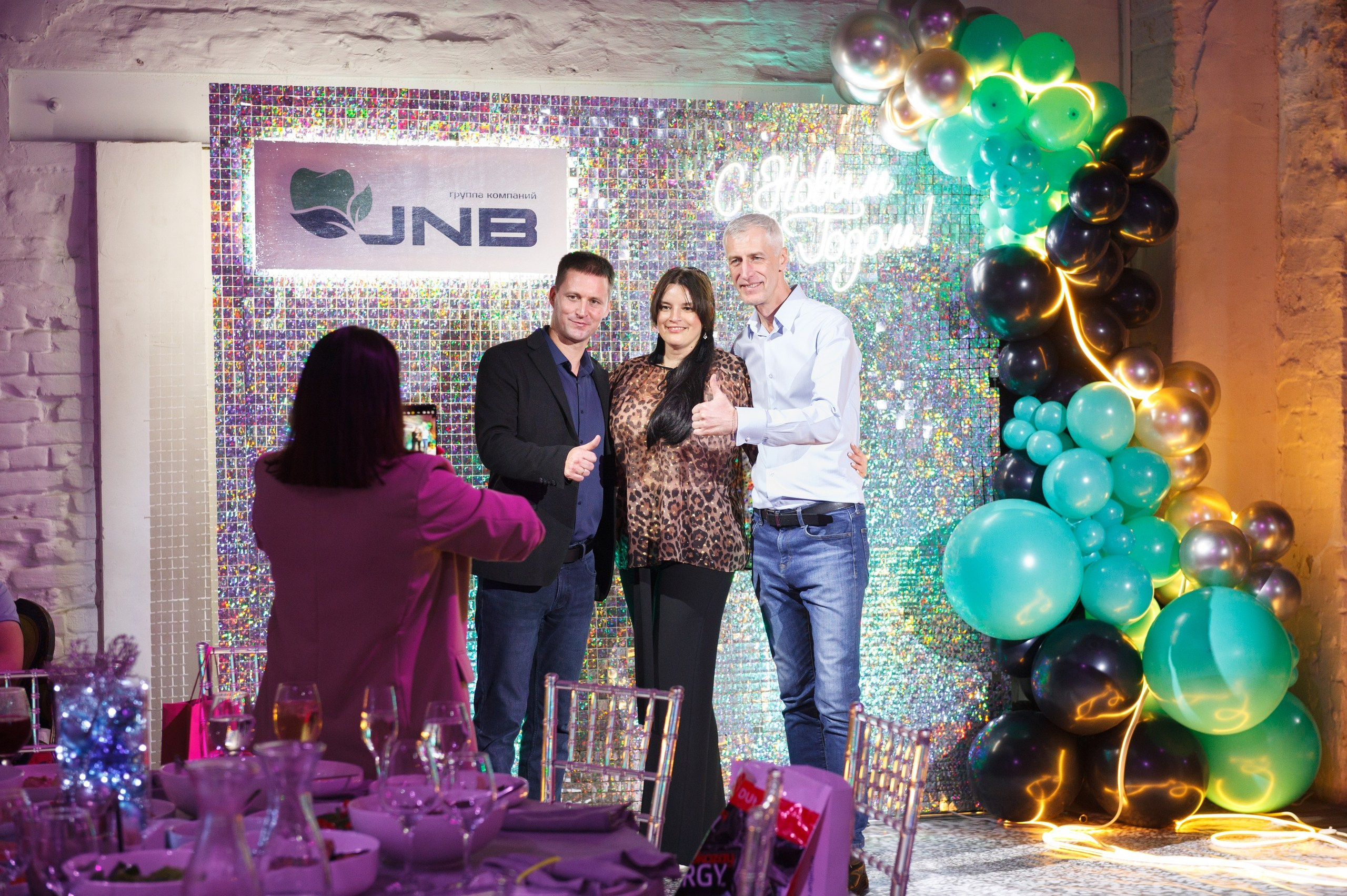 Новогодний корпоратив в стиле Неоновая вечеринка. Праздничное агентство ПИОН