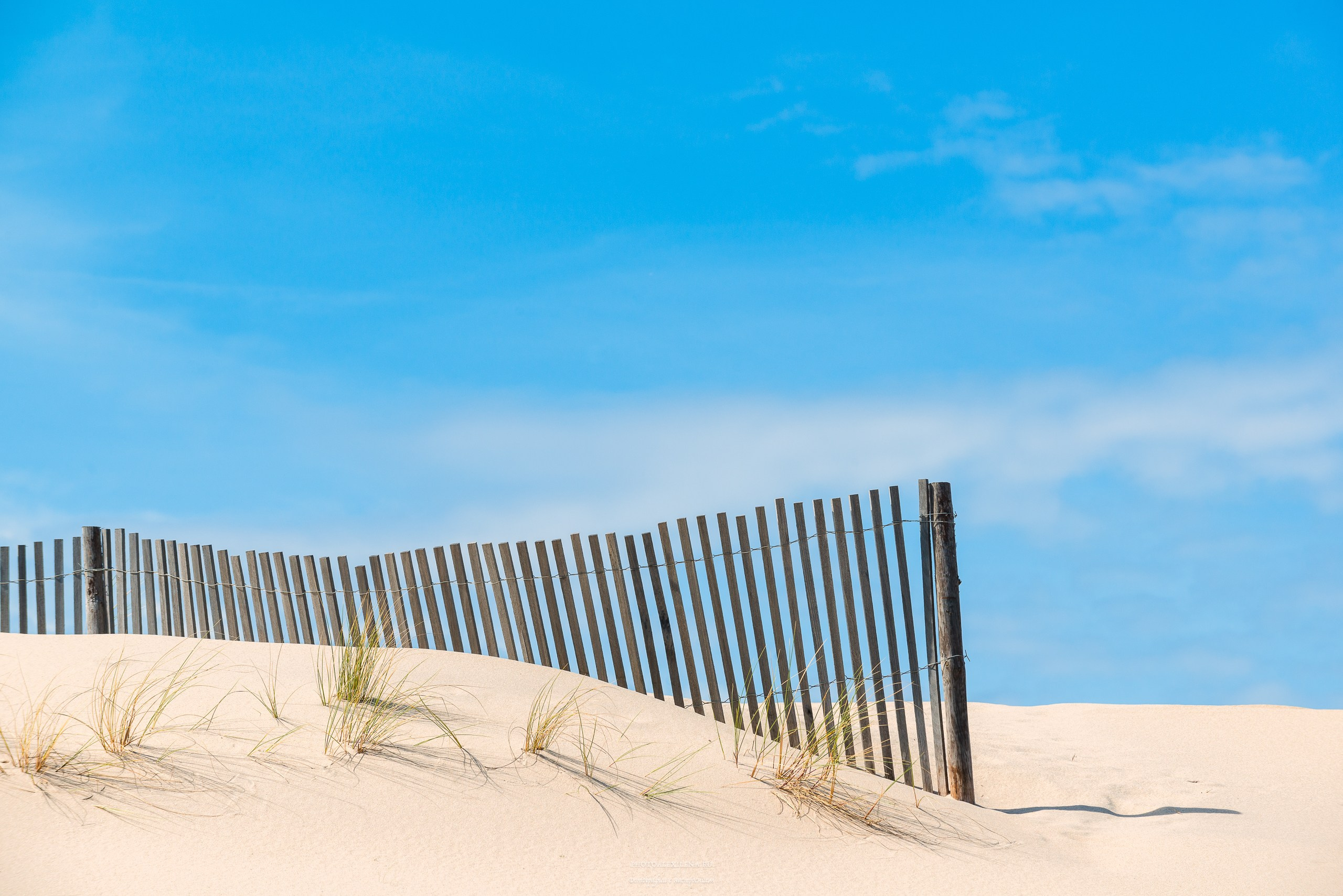 Пляж за забором. Кошта Нова, Португалия. Авторская фотография для интерьеров