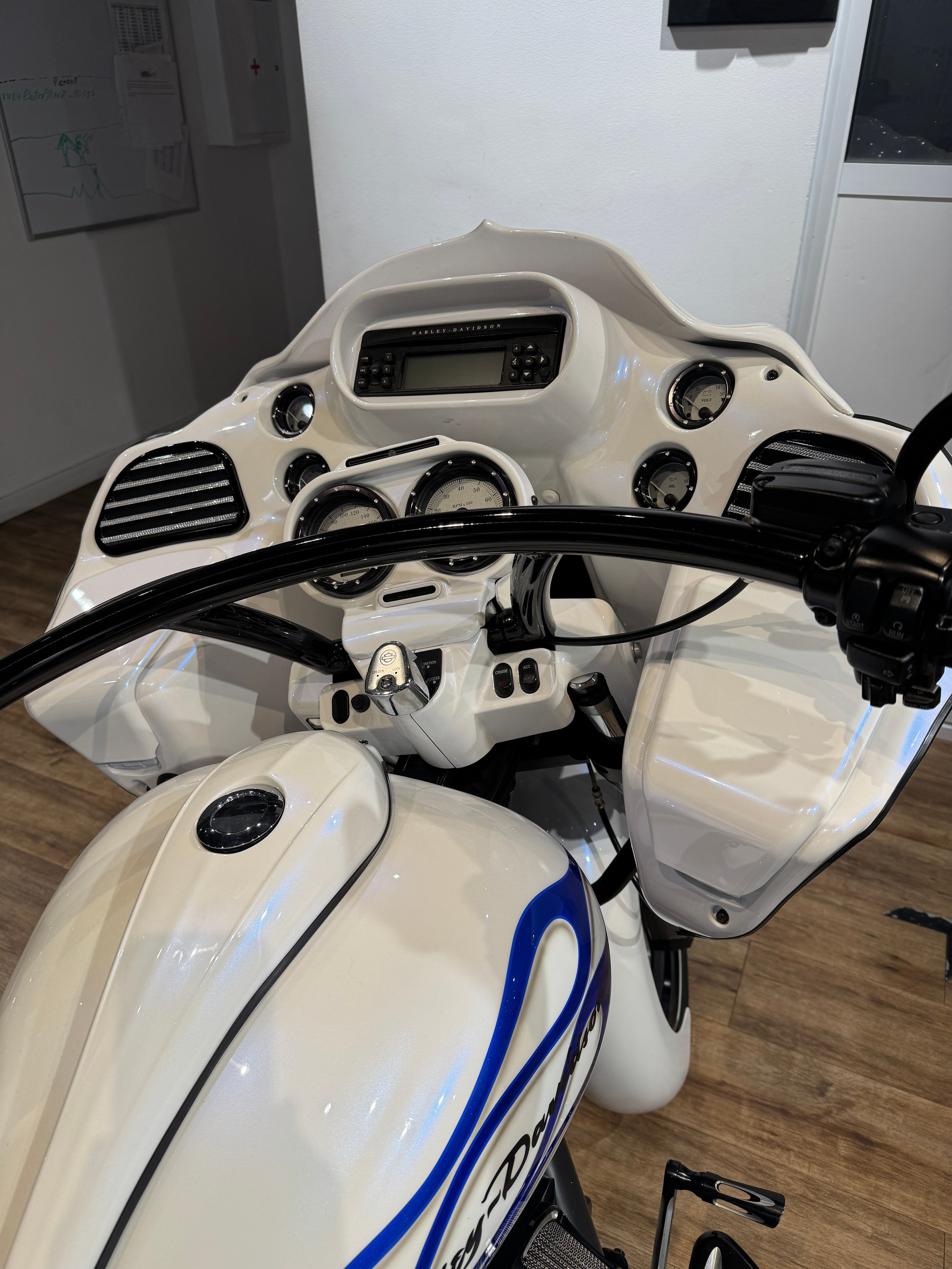 Мотоциклы Harley-Davidson Road Glide 103 White Power (Touring)  — купить мотоцикл. Hello Davidson, Москва. Только хорошие мотоциклы…