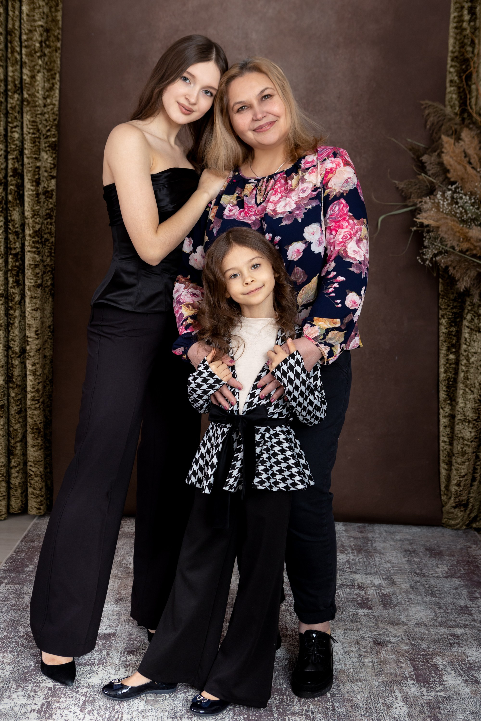 Семейная фотосессия в студии. Фотограф в Оренбурге. Профессиональный фотограф