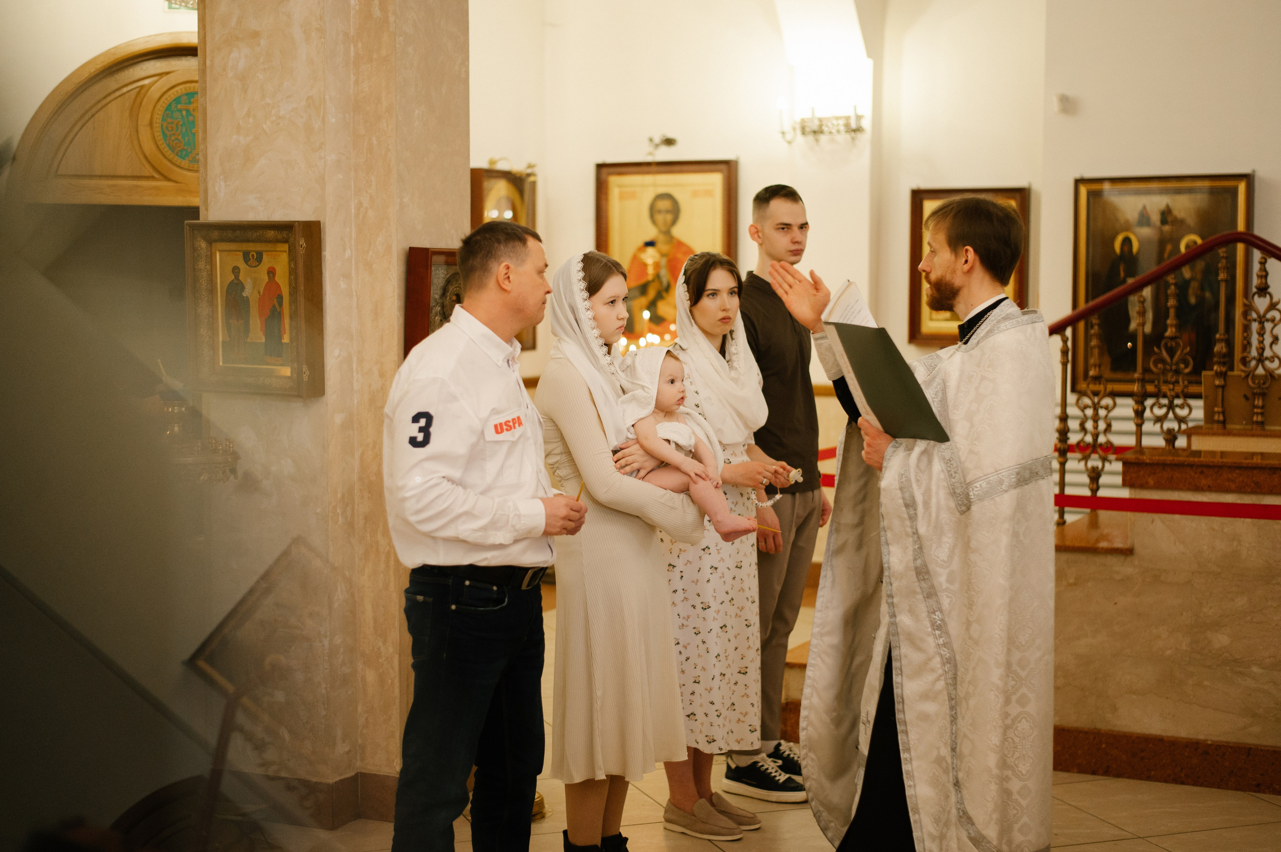 Фотограф на крещение. Фотосессия таинства крещения. Храм блаженной Матроны Московской в Дмитровском. Семейный и свадебный фотограф в Москве Татьяна Николаева