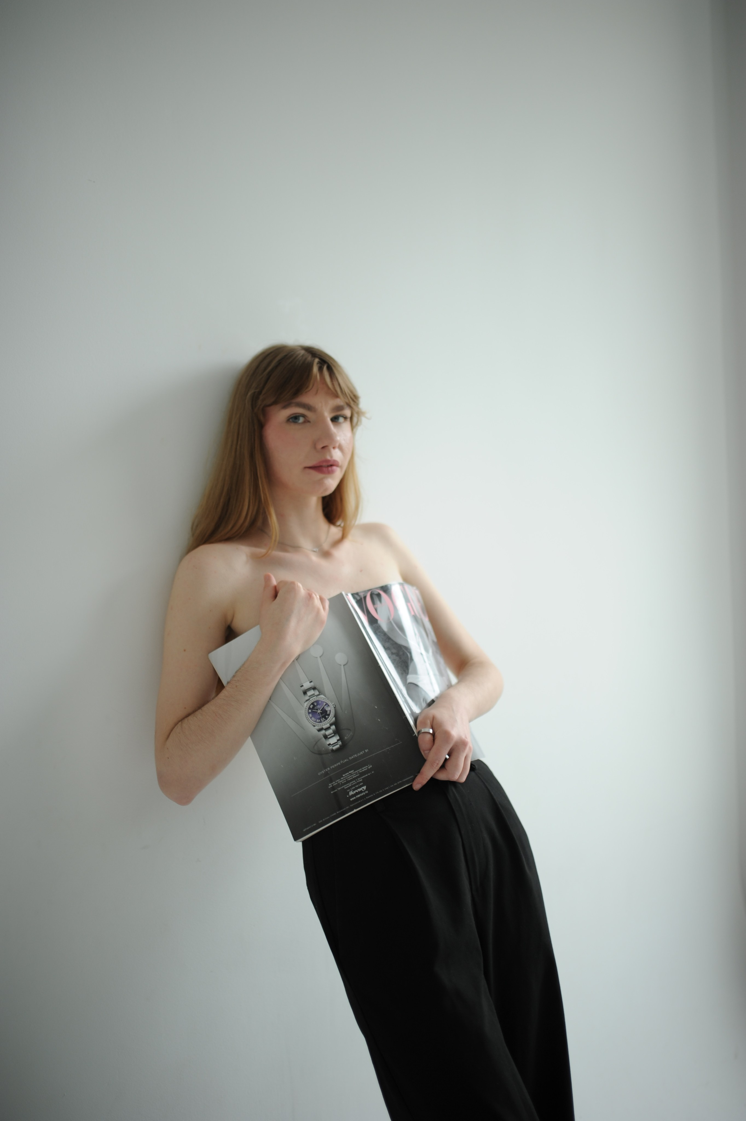 Студийная фотосессия в Гомеле: кадр, подчеркивающий женскую силуэтность, игра света и тени