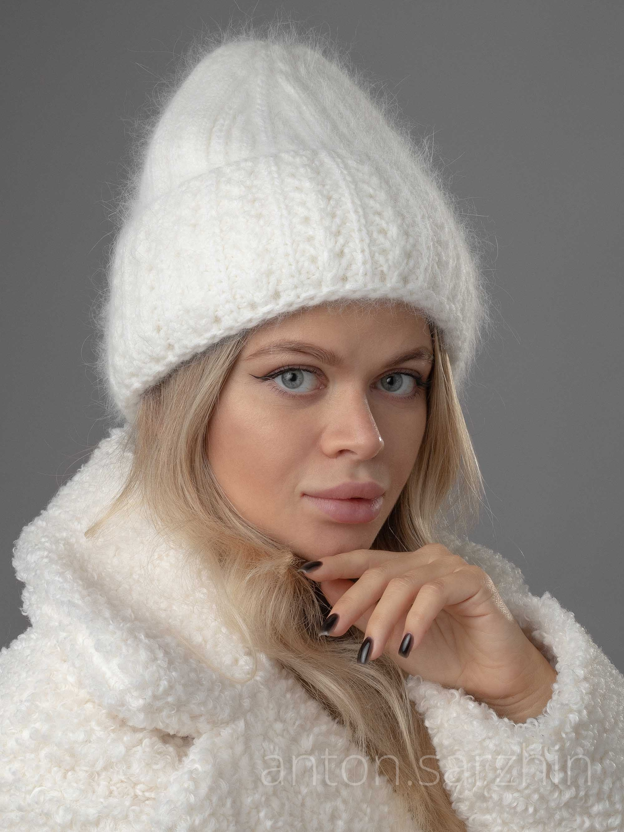 Съемка шапок на модели и съемка шапок в раскладку. Предметная фотосъемка в Москве предметный фотограф Саржин Антон