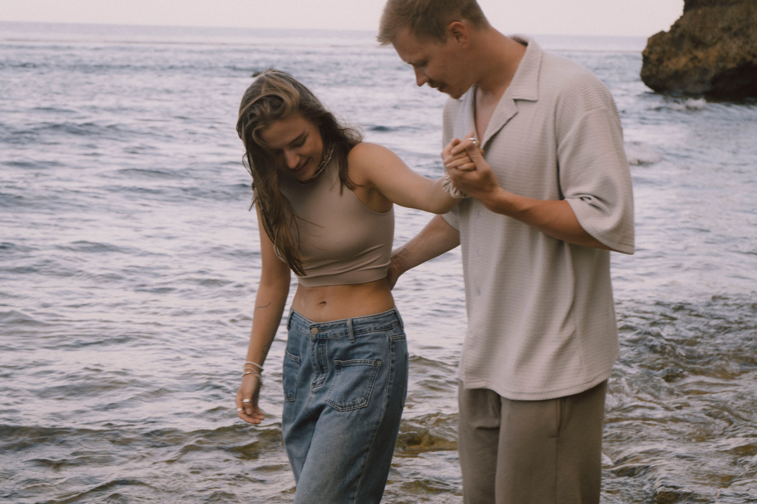 Маша и Сёма, океан — Парная фотосессия на пляже — Xeni Photography. Xeni Photography