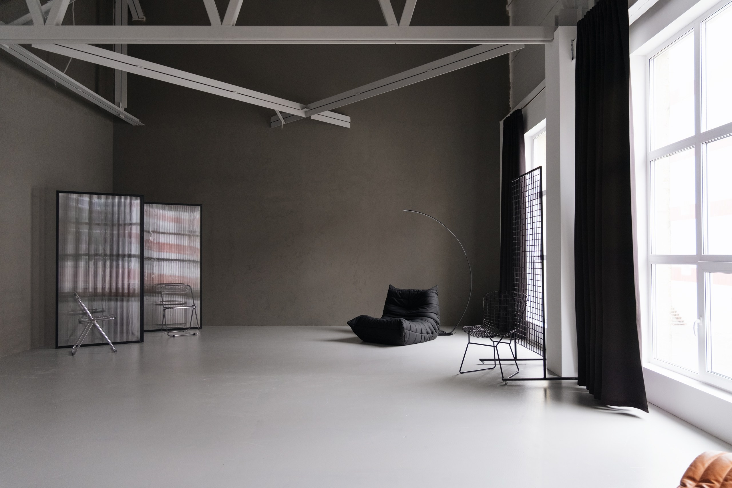 Зал Ньютон Фотостудии CIRCLE 2.0 в Сургуте. Интерьер зала представлен современной обстановкой с профессиональным оборудованием для фотосъемки. Фотограф Анна Старцева проводит съемки портретов, свадебных и семейных фотографий, создавая атмосферные кадры высокого качества. Изображение демонстрирует комфортную обстановку фотостудии, способствующую созданию уникальных снимков.