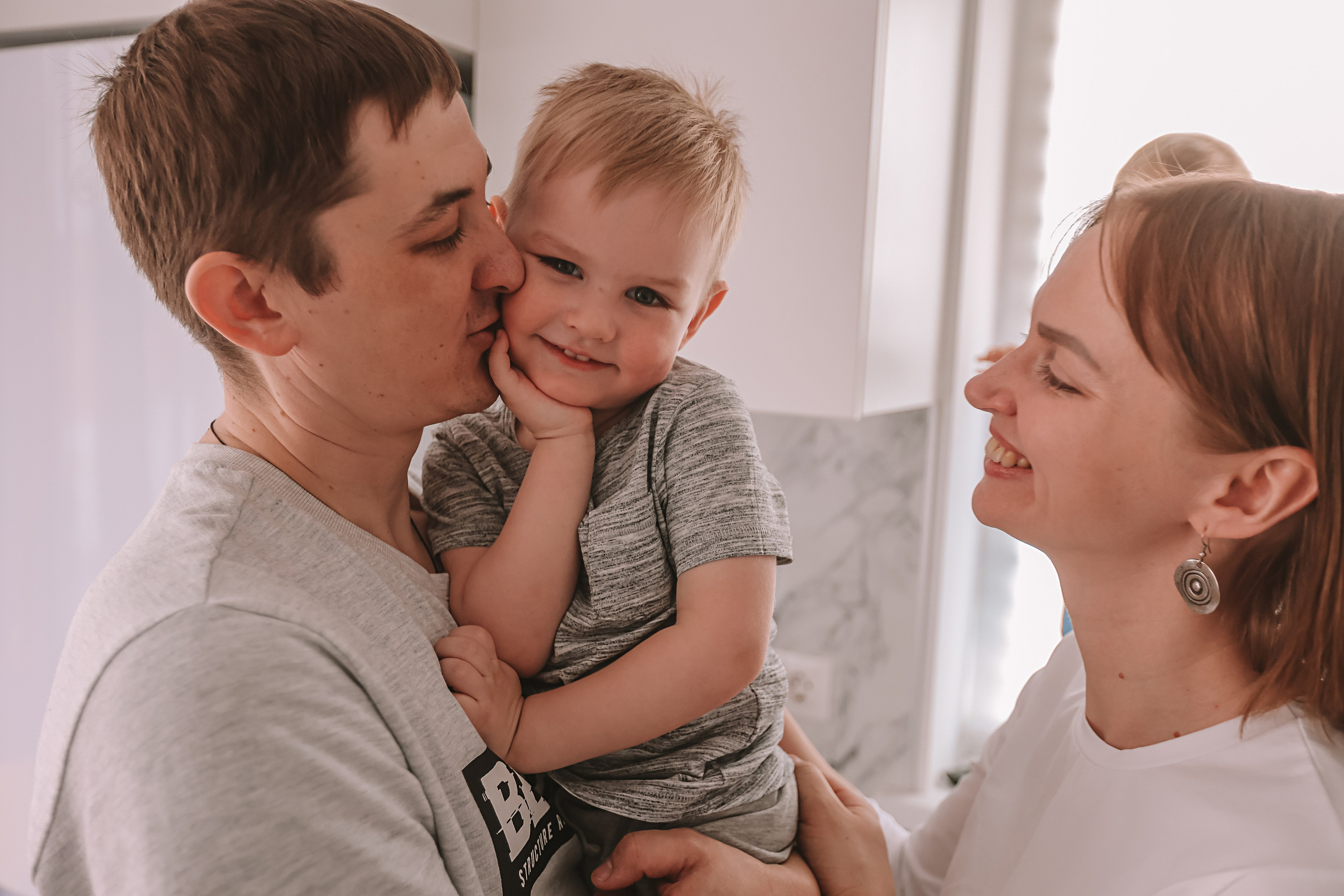 Семейная в домике (репортаж). Семейный фотограф Тюмень, фотограф на роды Салмина Мария