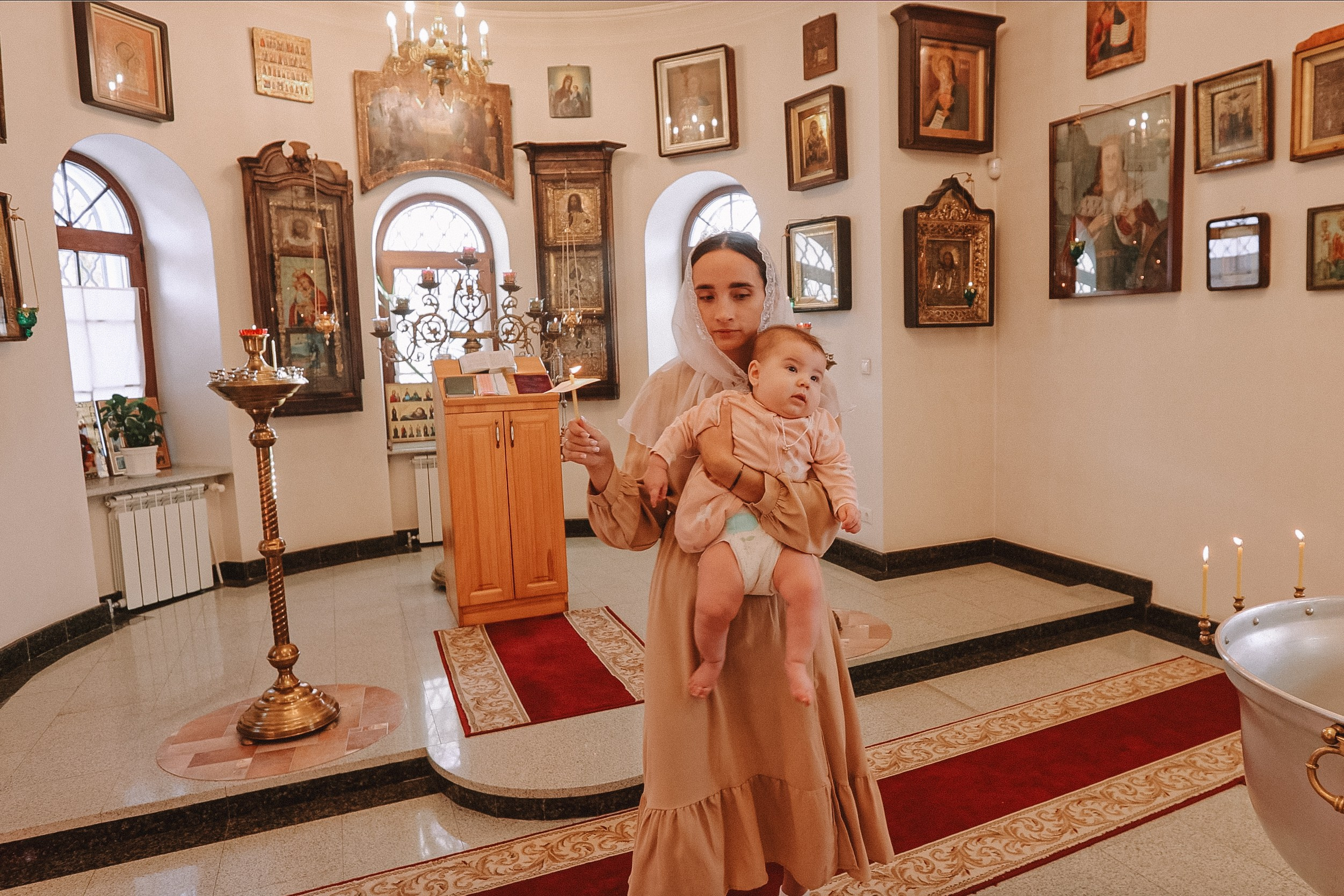 Крещение круглая церковь. Семейный фотограф Тюмень, фотограф на роды Салмина Мария