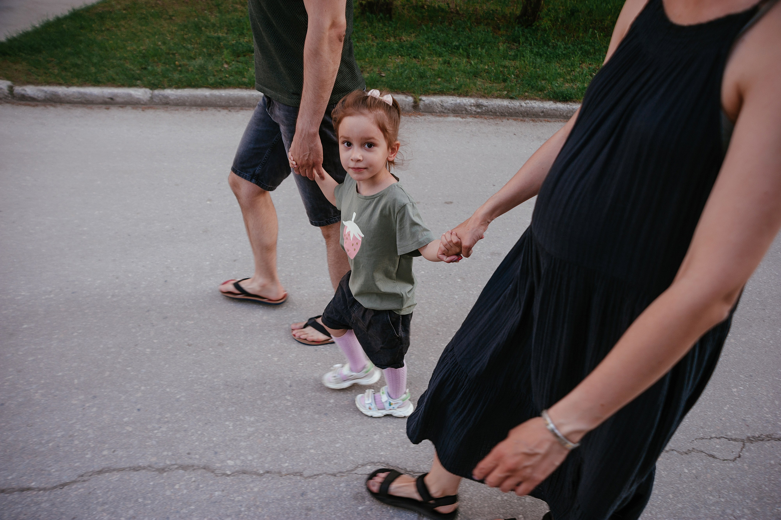 Уличная семейная фотосессия в Краснообске. Семейный фотограф Дарья Едапина Новосибирск. Фотограф Дарья Едапина Новосибирск