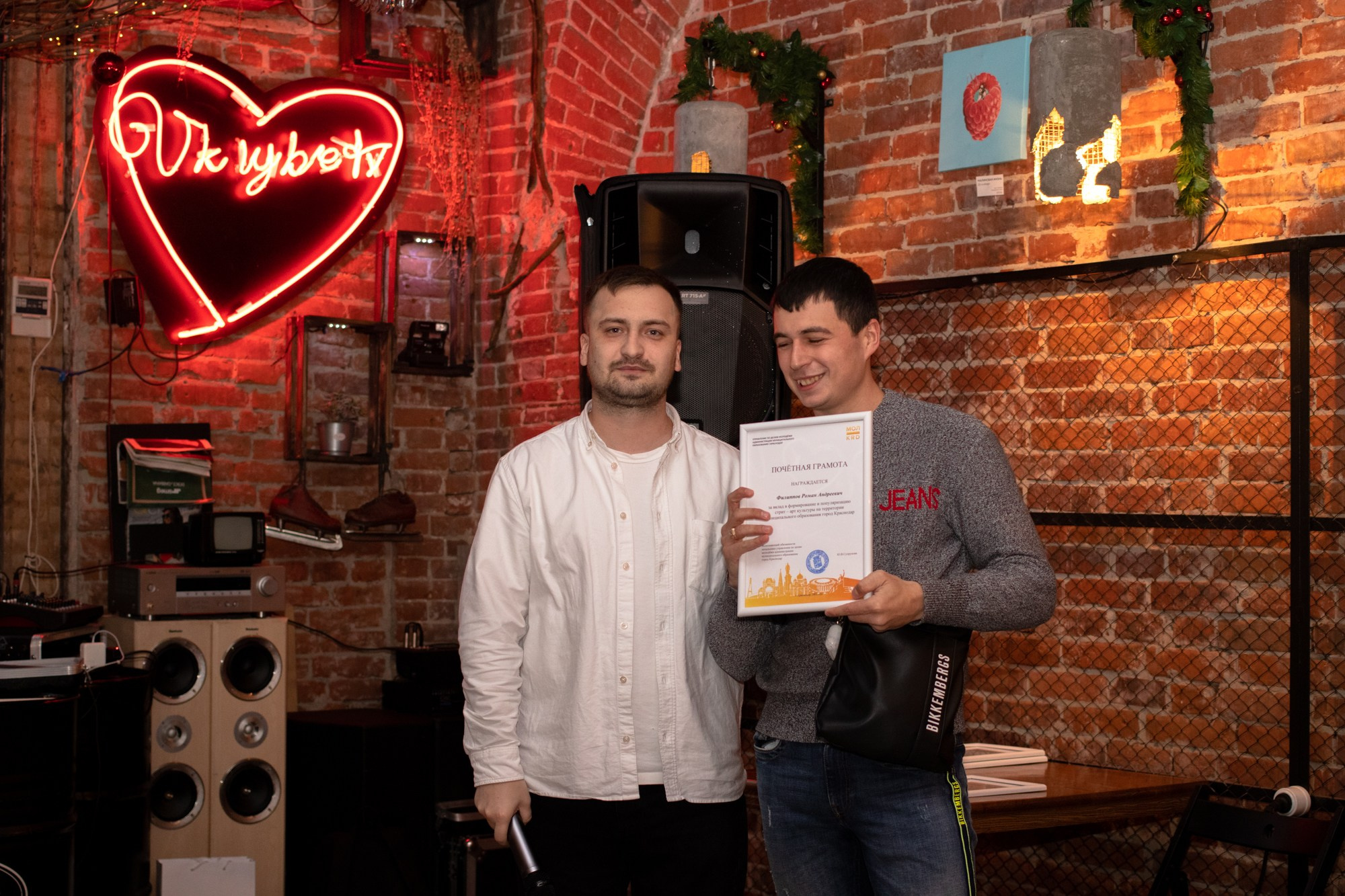 Новогодняя встреча в баре «Шаверма». Репортажный, промышленный и маркетплейс-фотограф Дмитрий Чернат