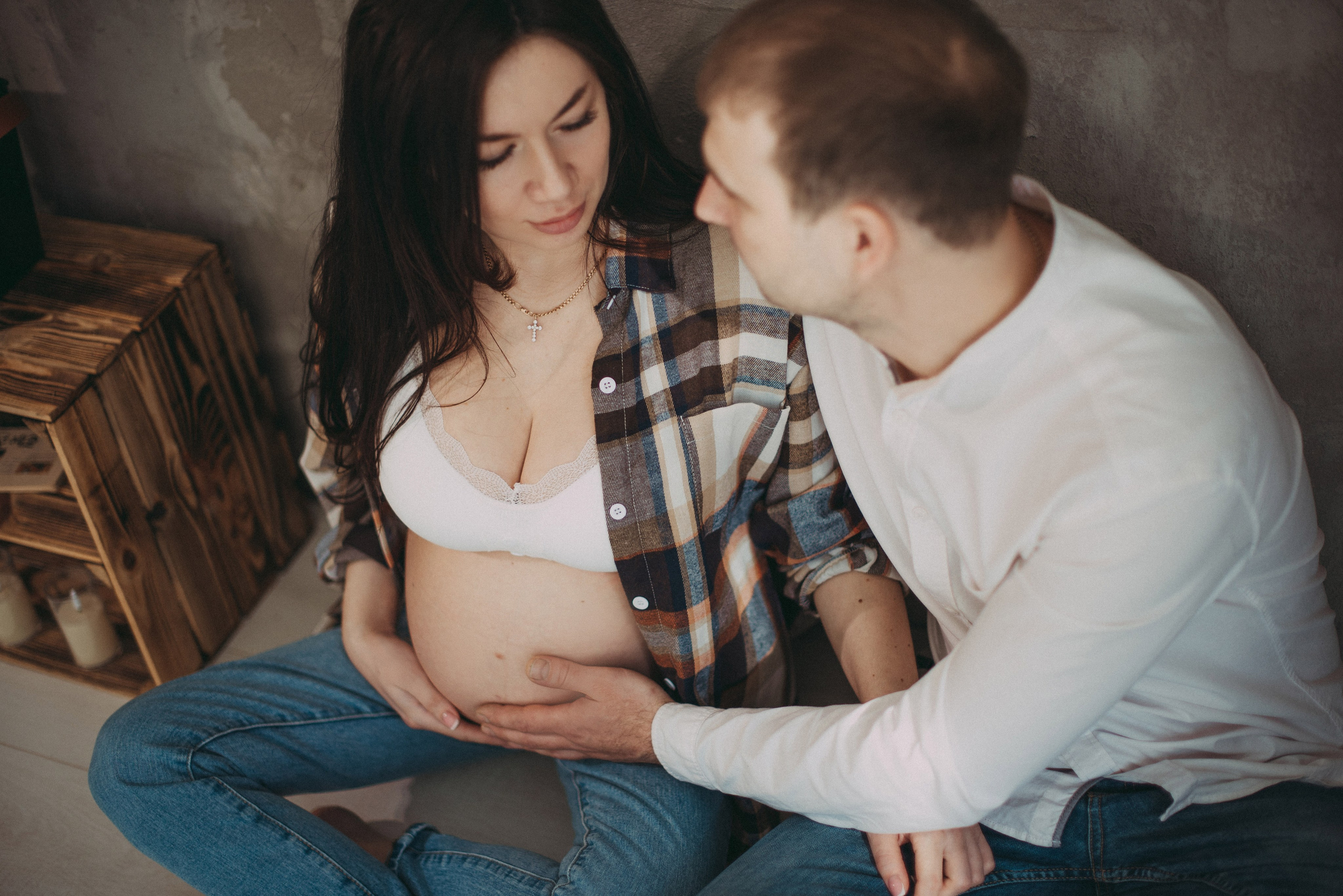 любовь и теплые отношения пары во время беременности