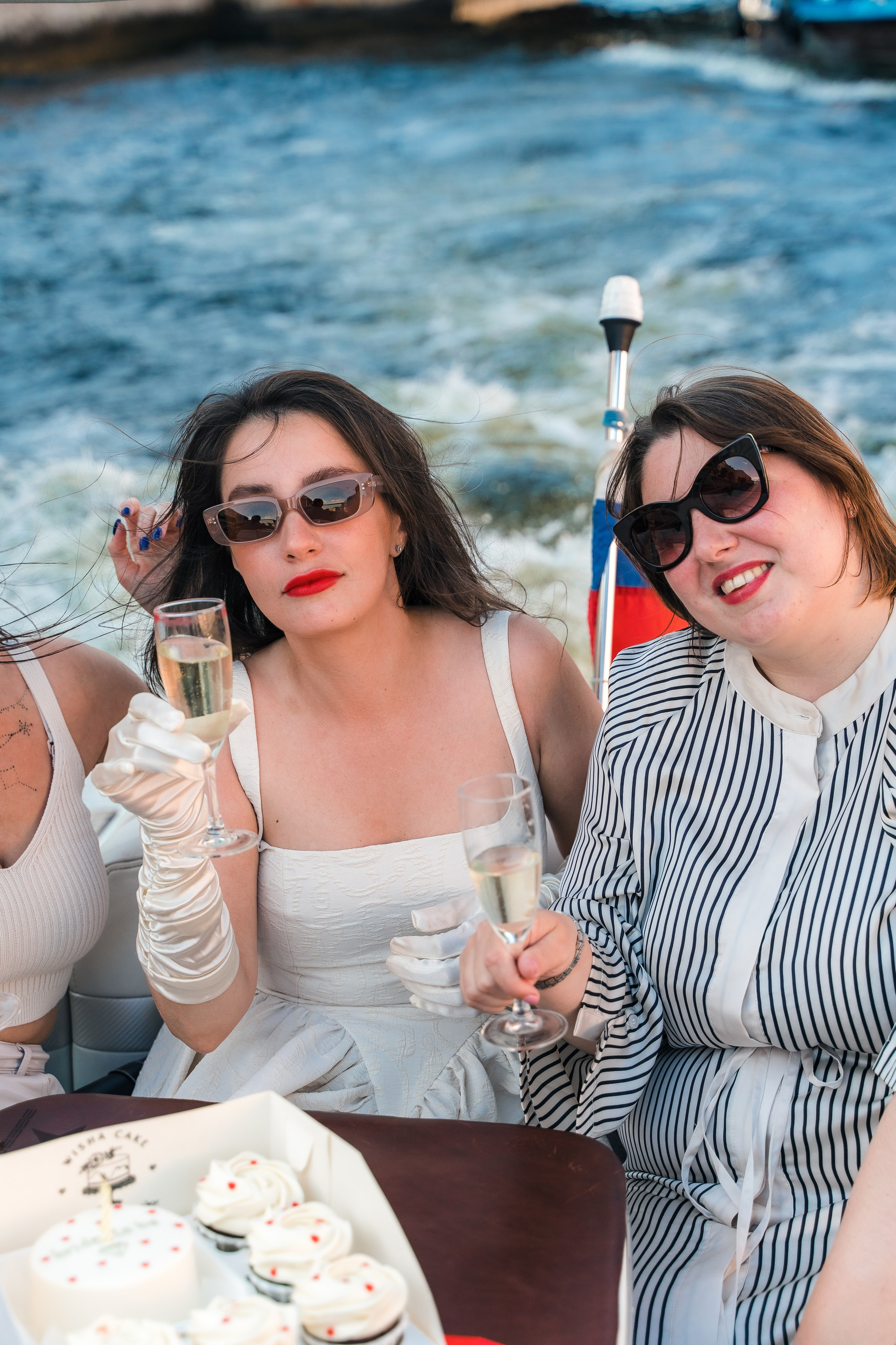 Фотосъемка девичника, встреча девушек, веселые женские портреты