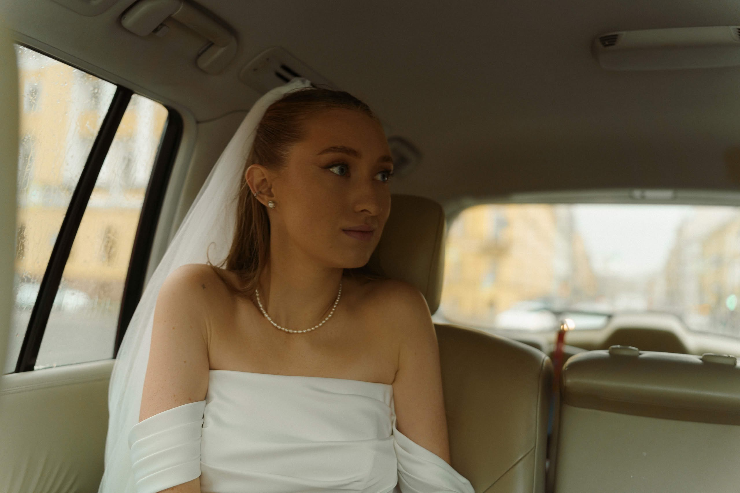 Анна в свадебном платье в автомобиле по дороге в ЗАГС