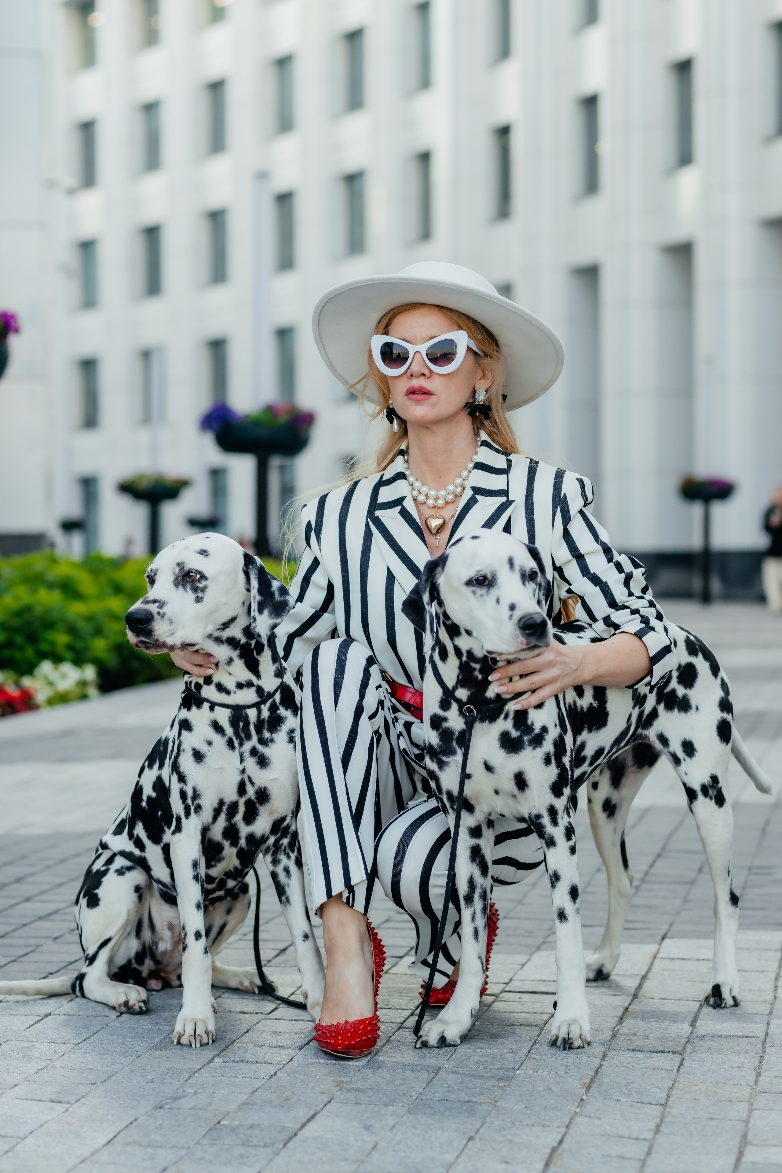 #fashionblogger #aquamarinmall #dalmatianstyle #kruelladevillook #newkruella #stylishoutfit #petphotos #luxurylife #модник #photoart #modaprokhodka #doglover #wowshot #lifestylephotography #highfashion