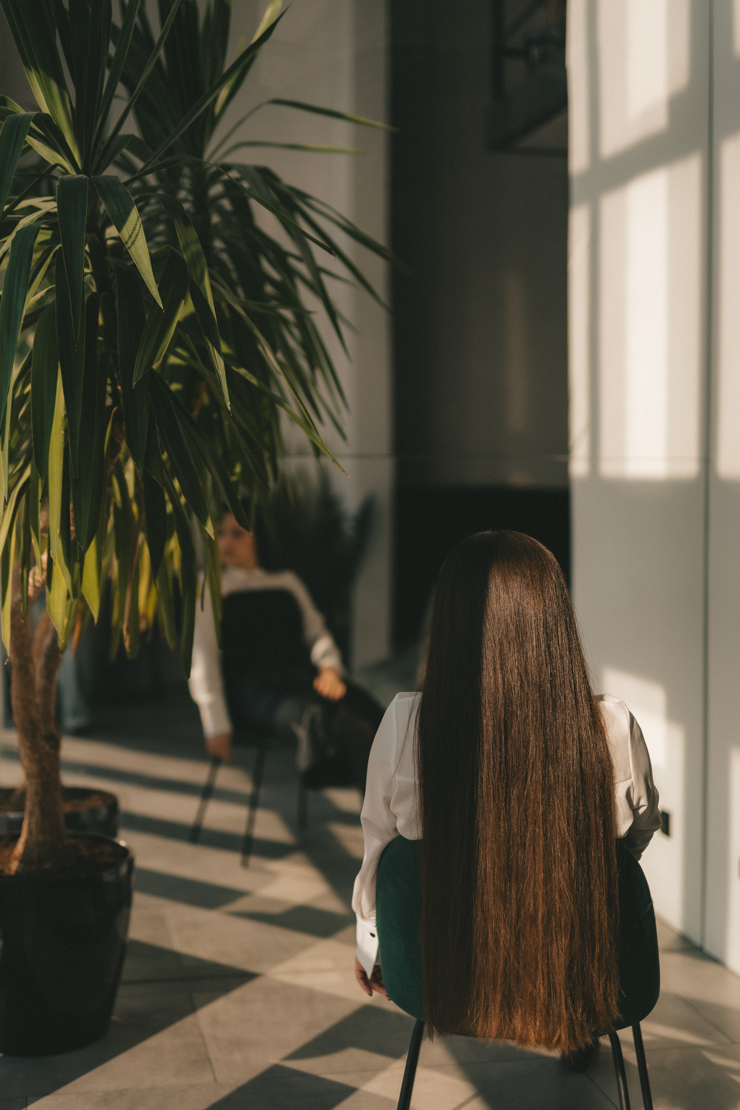 фотография девушки с длинными волосами со спины