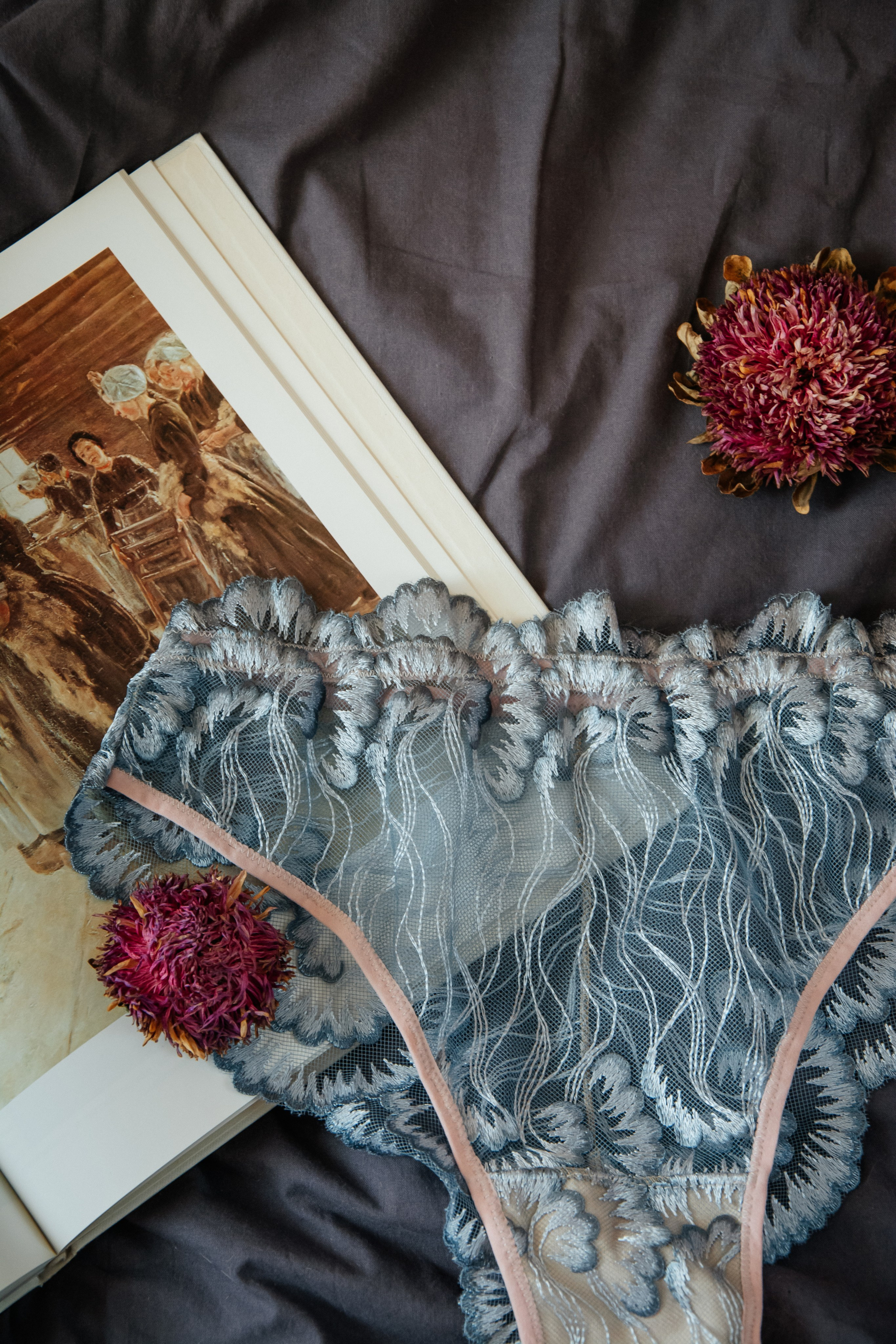 В зависимости от самого изделия подбирается и составляющие композиции будущей фотографии